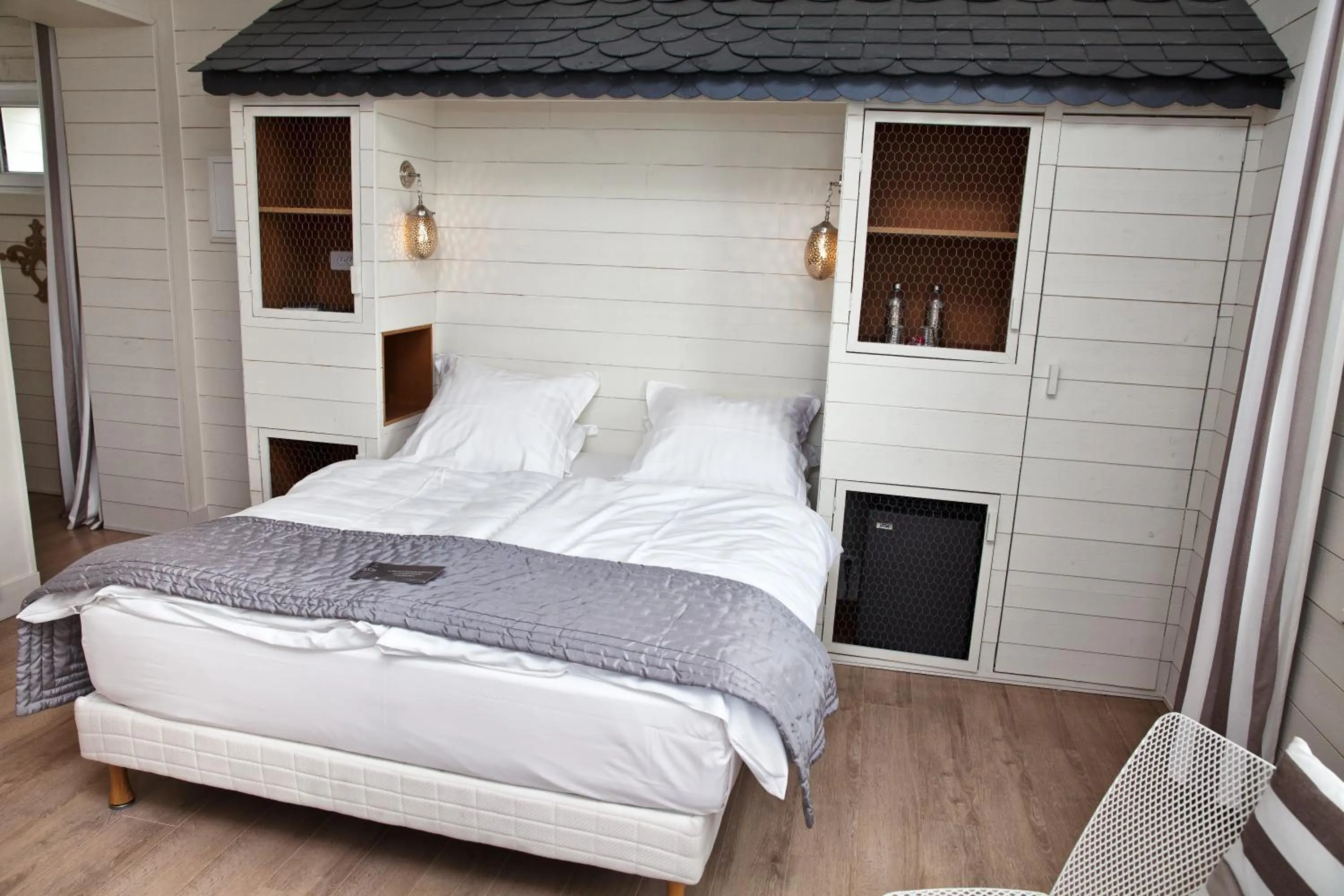 Photo of the whole room, Bed in The Originals Hôtel Le Cise Restaurant Chambres et Suites