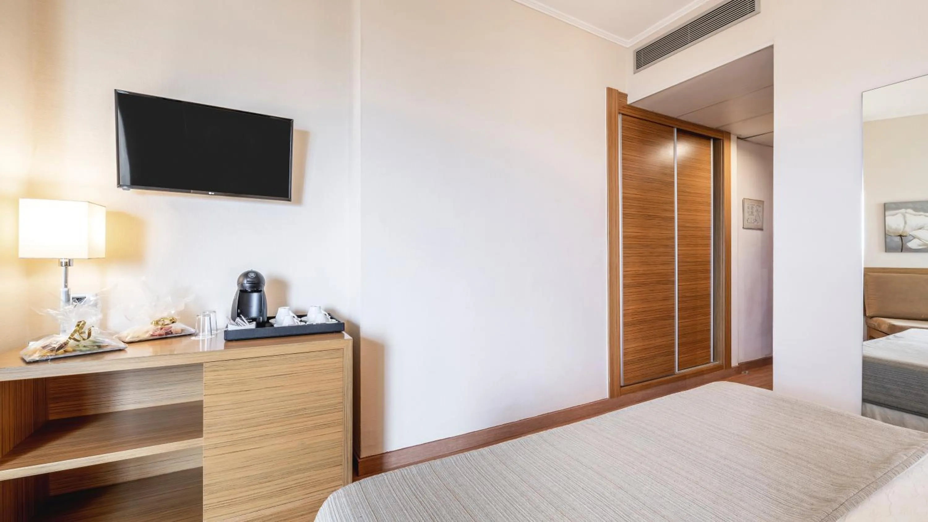 Communal lounge/ TV room, Bed in Be Live Adults Only Tenerife