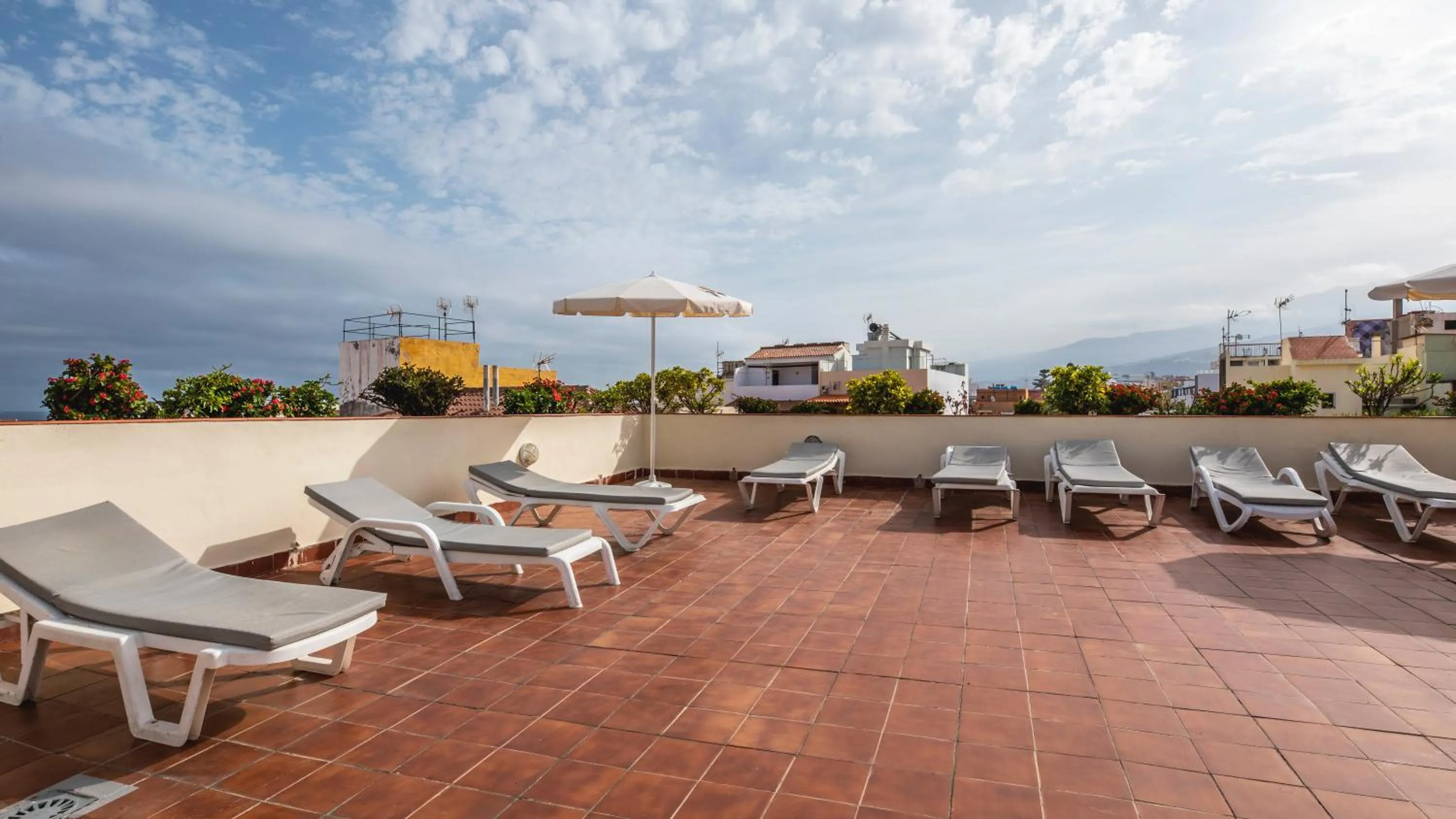 Swimming pool in Be Smart Florida Plaza