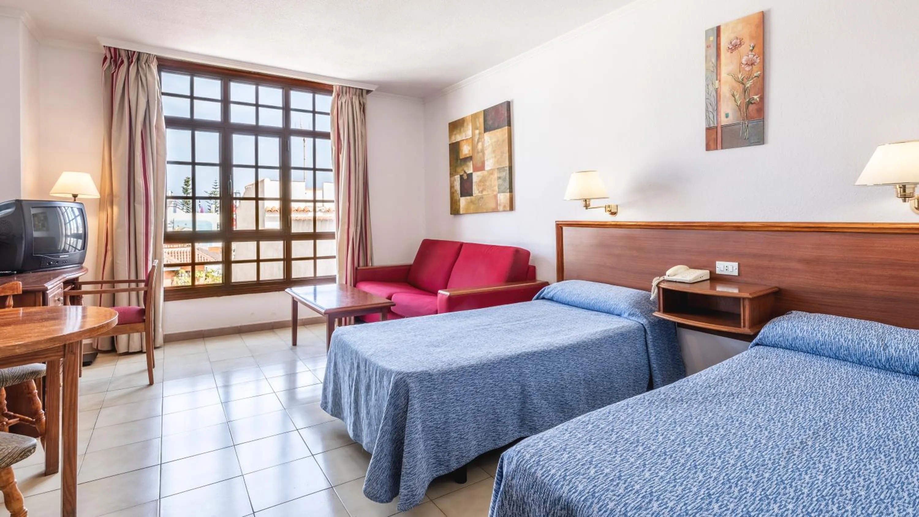 Photo of the whole room, Bed in Be Smart Florida Plaza