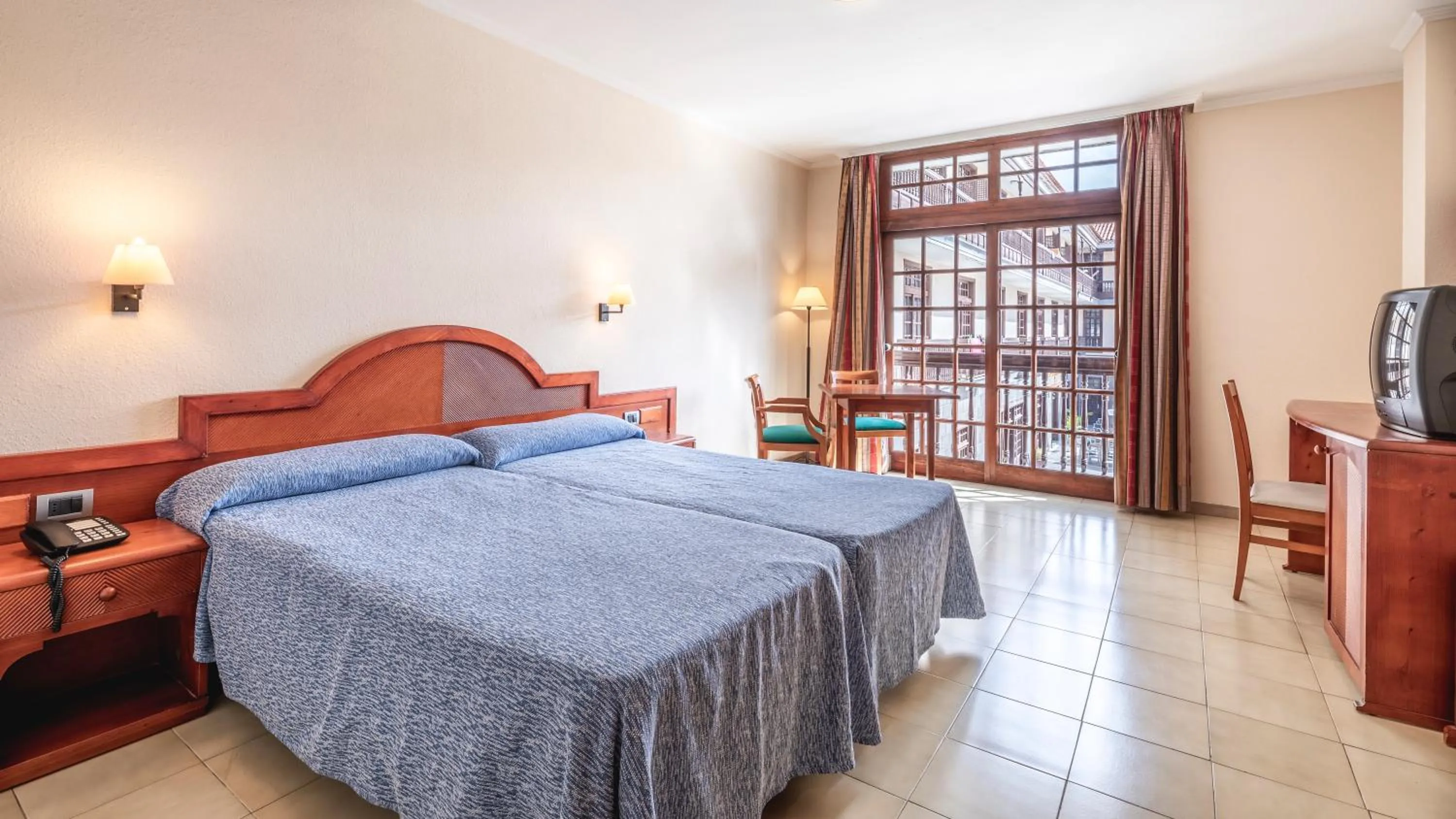 Photo of the whole room, Bed in Be Smart Florida Plaza