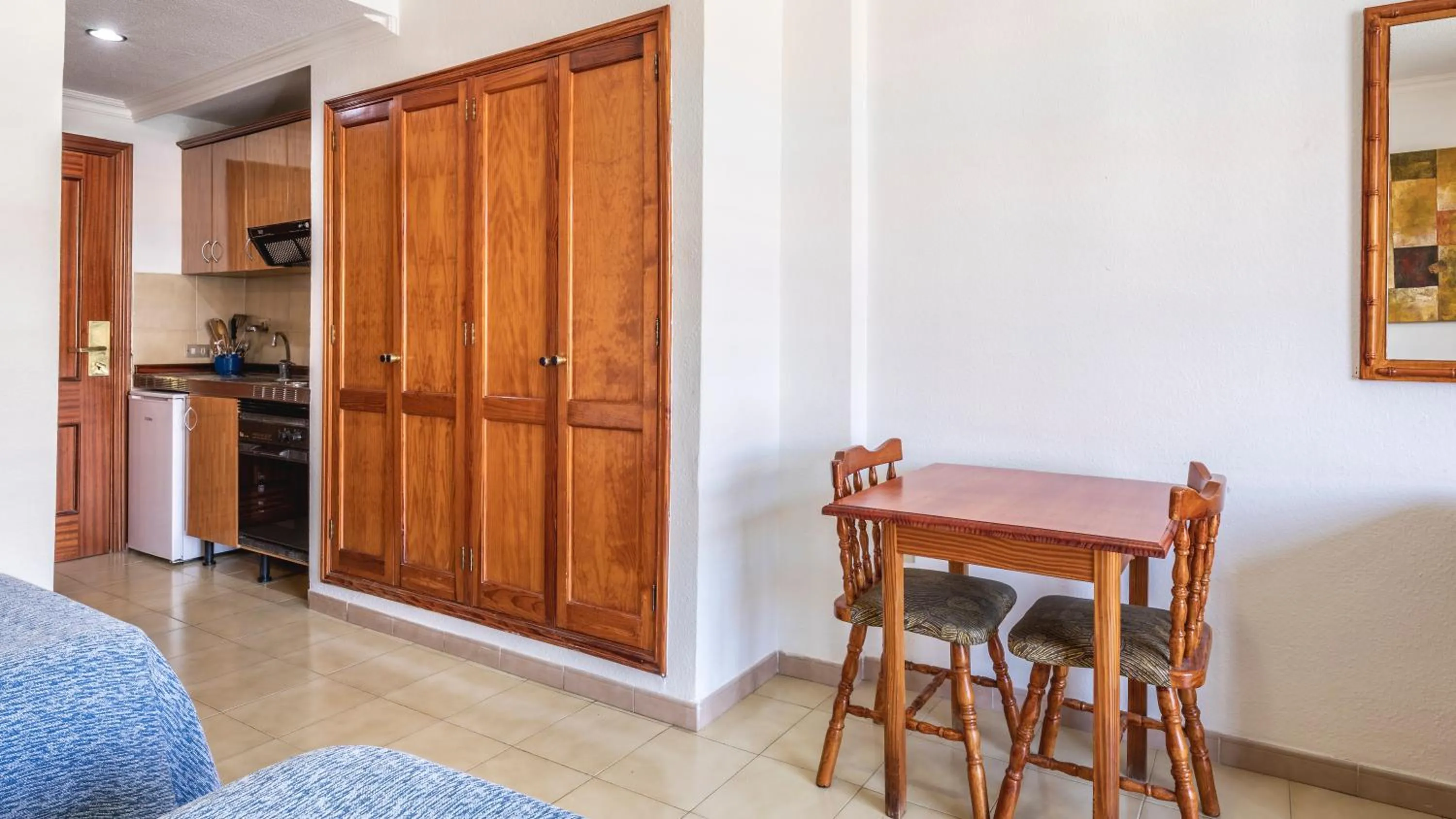Dining area in Be Smart Florida Plaza