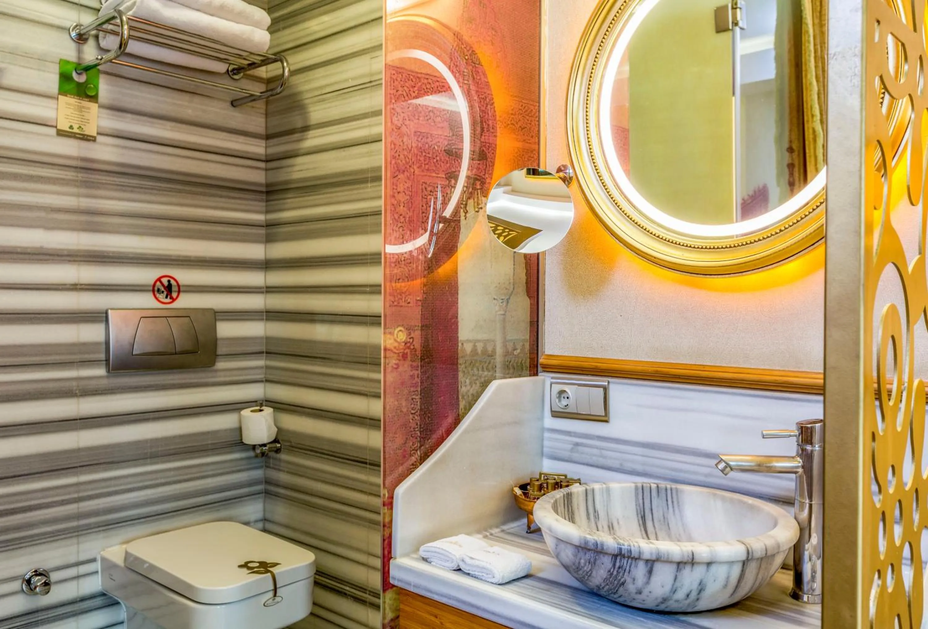 Toilet in Hotel Sultania Boutique Class