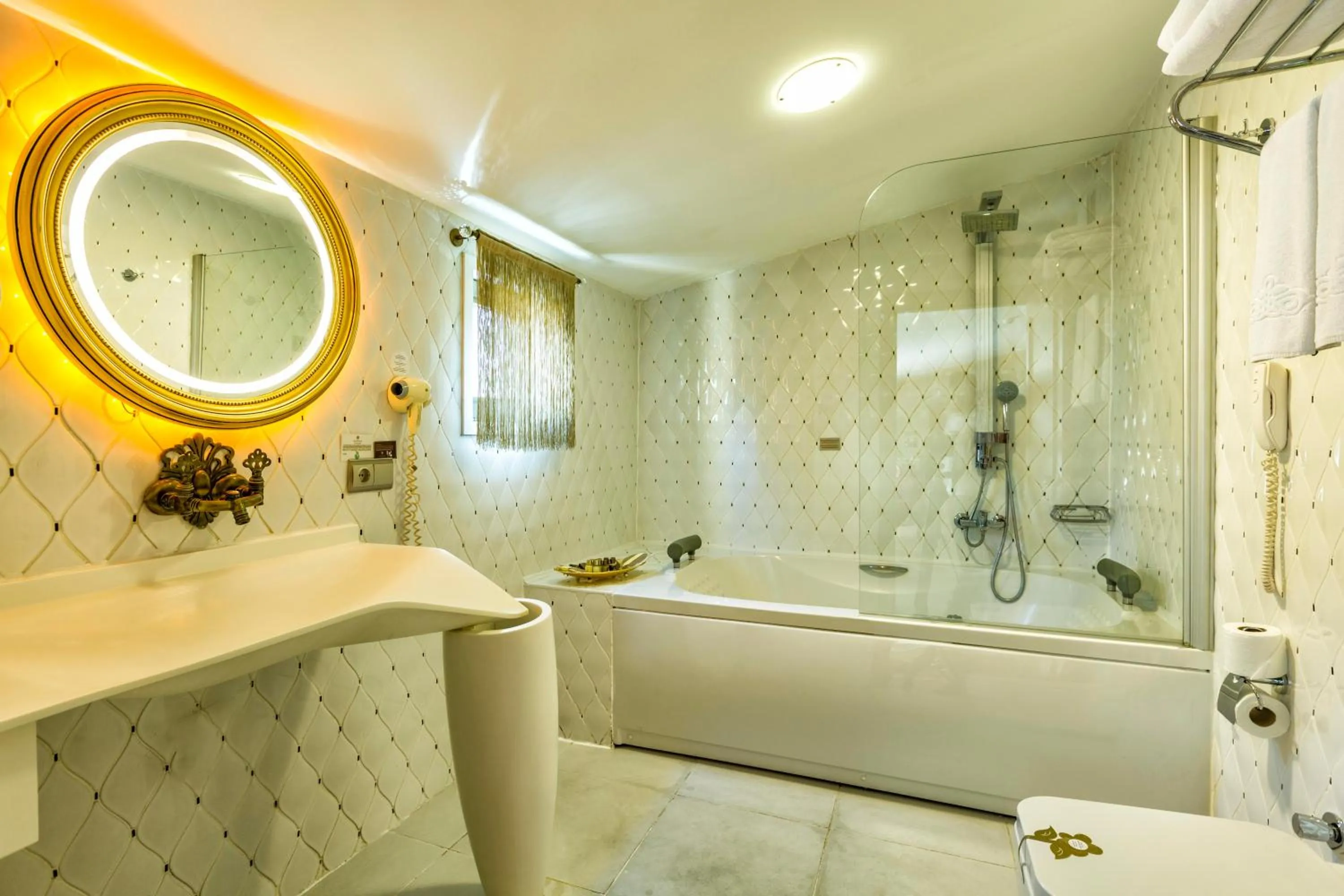 Toilet in Hotel Sultania Boutique Class