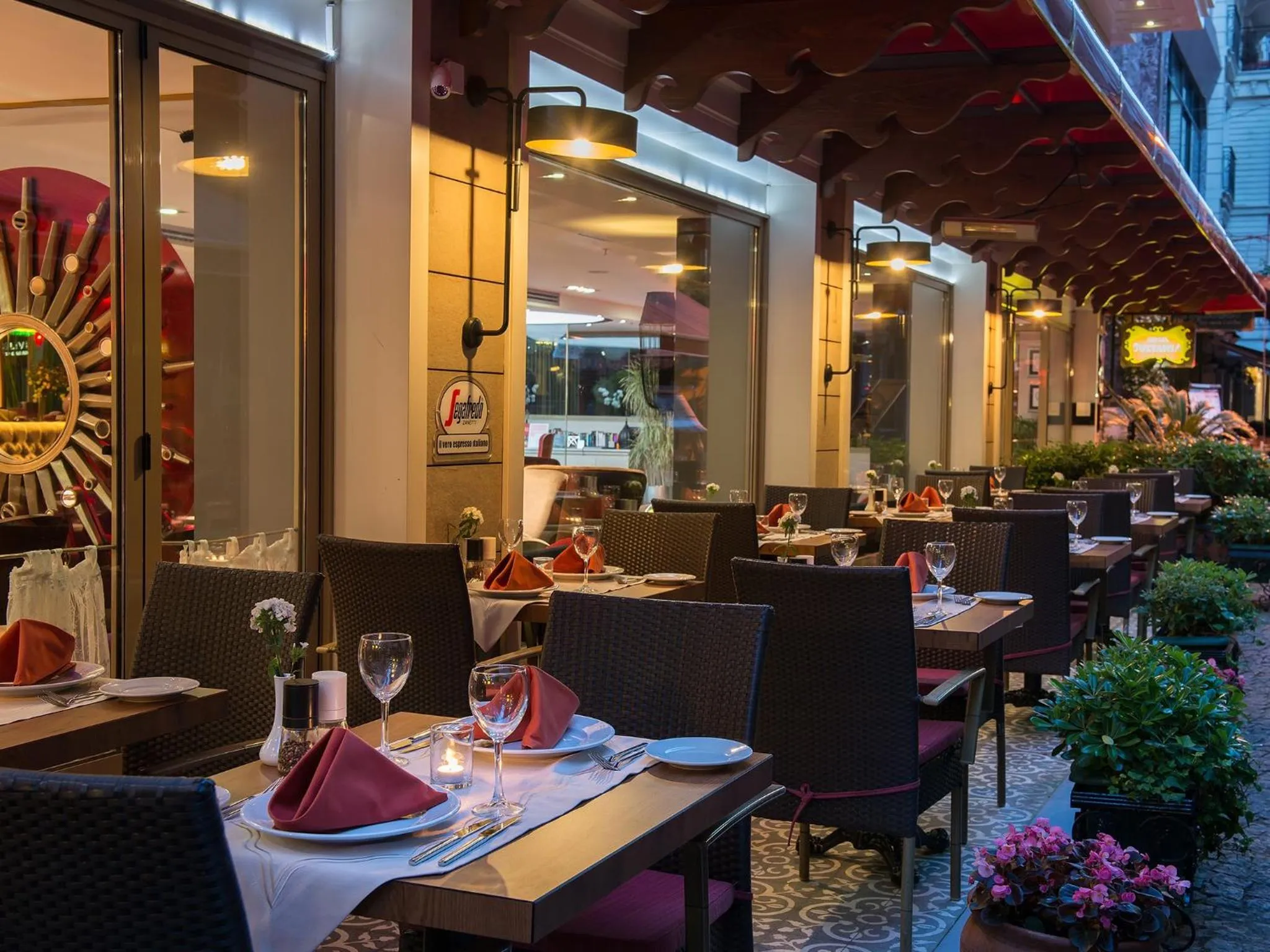 Restaurant/places to eat in Hotel Sultania Boutique Class