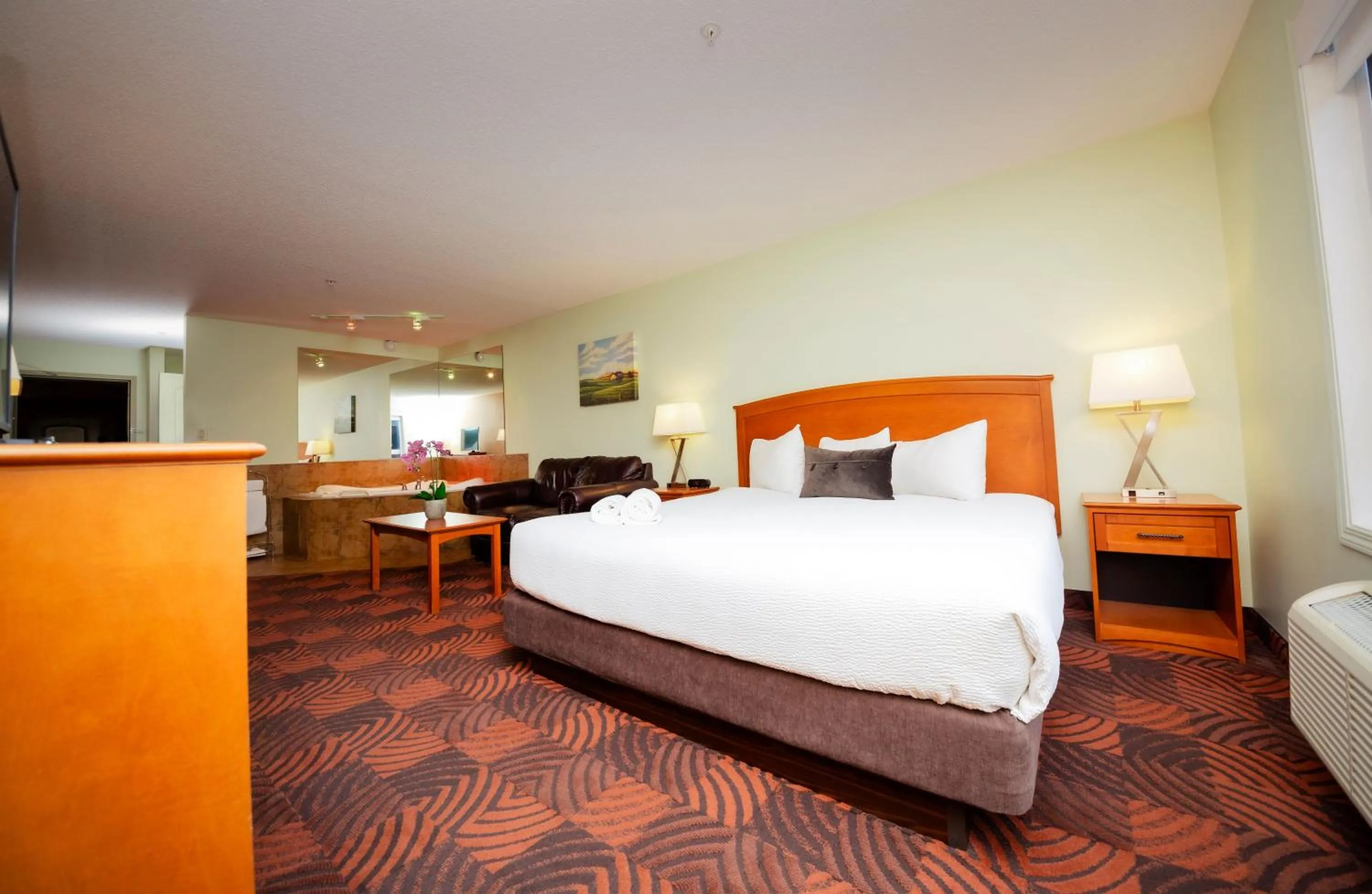 Photo of the whole room, Bed in Service Plus Inns and Suites Calgary