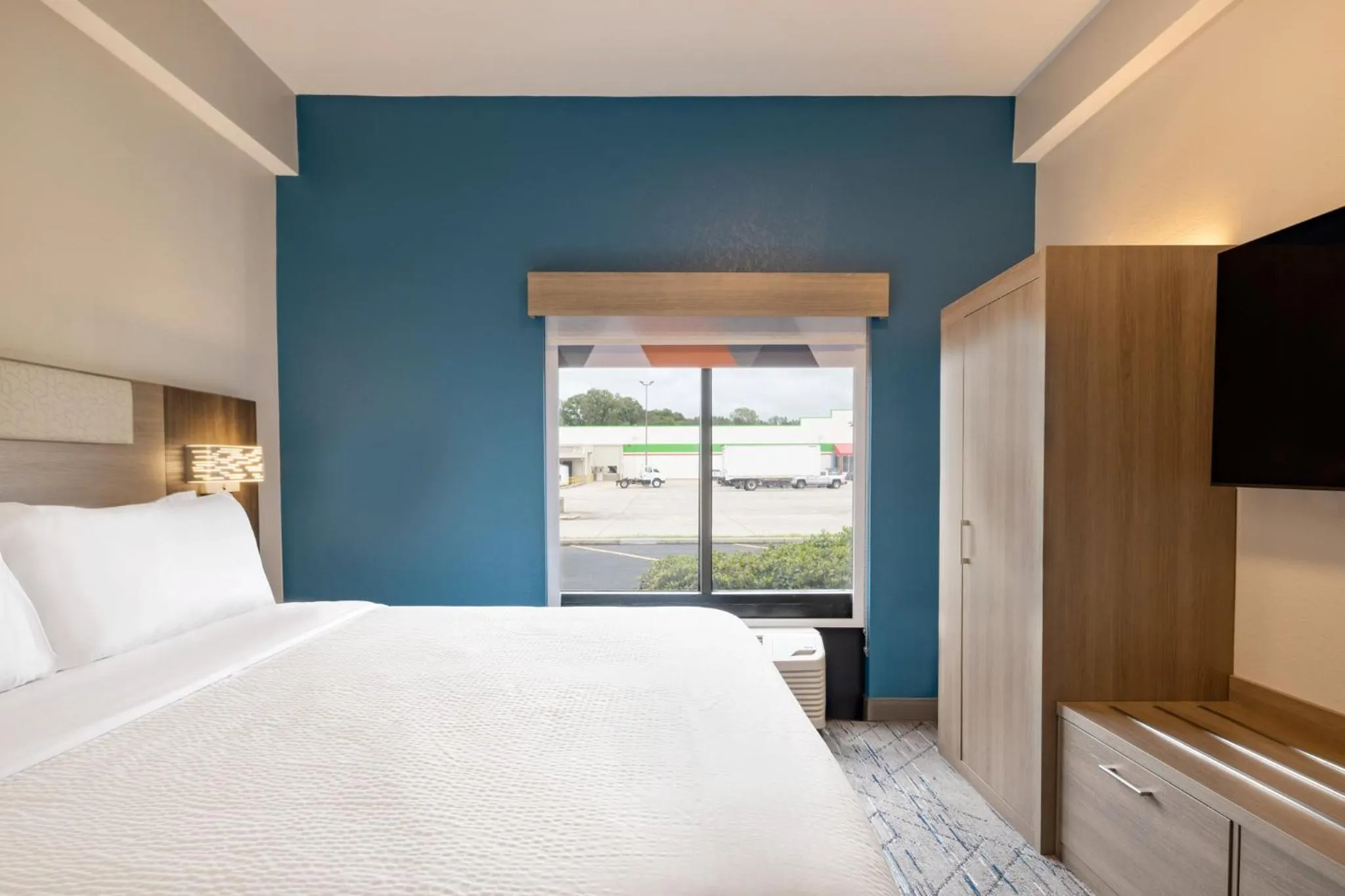 Photo of the whole room, Bed in Holiday Inn Express & Suites Opelousas by IHG