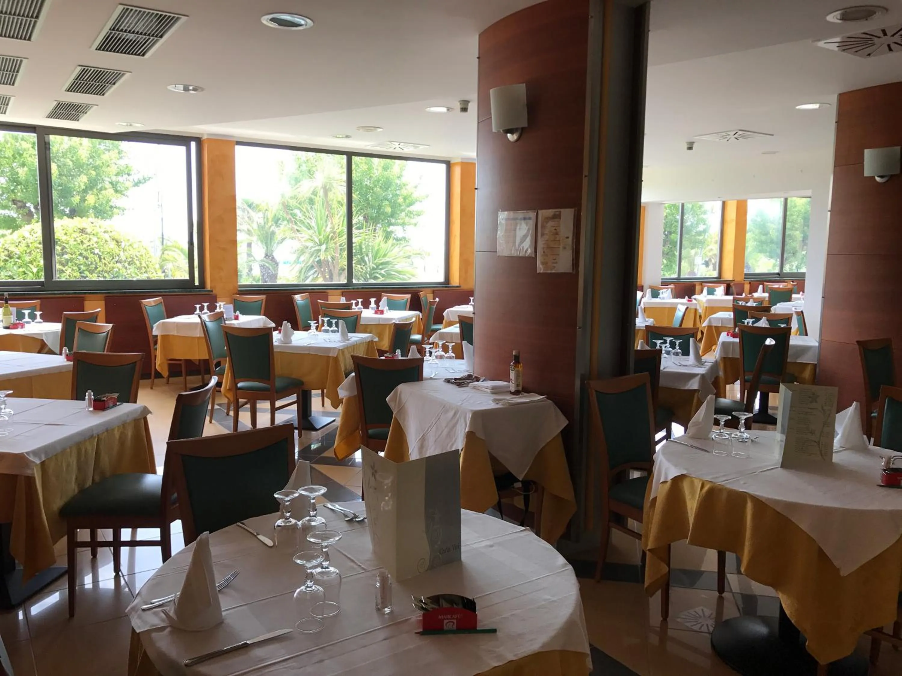 Restaurant/places to eat in Hotel Atlas