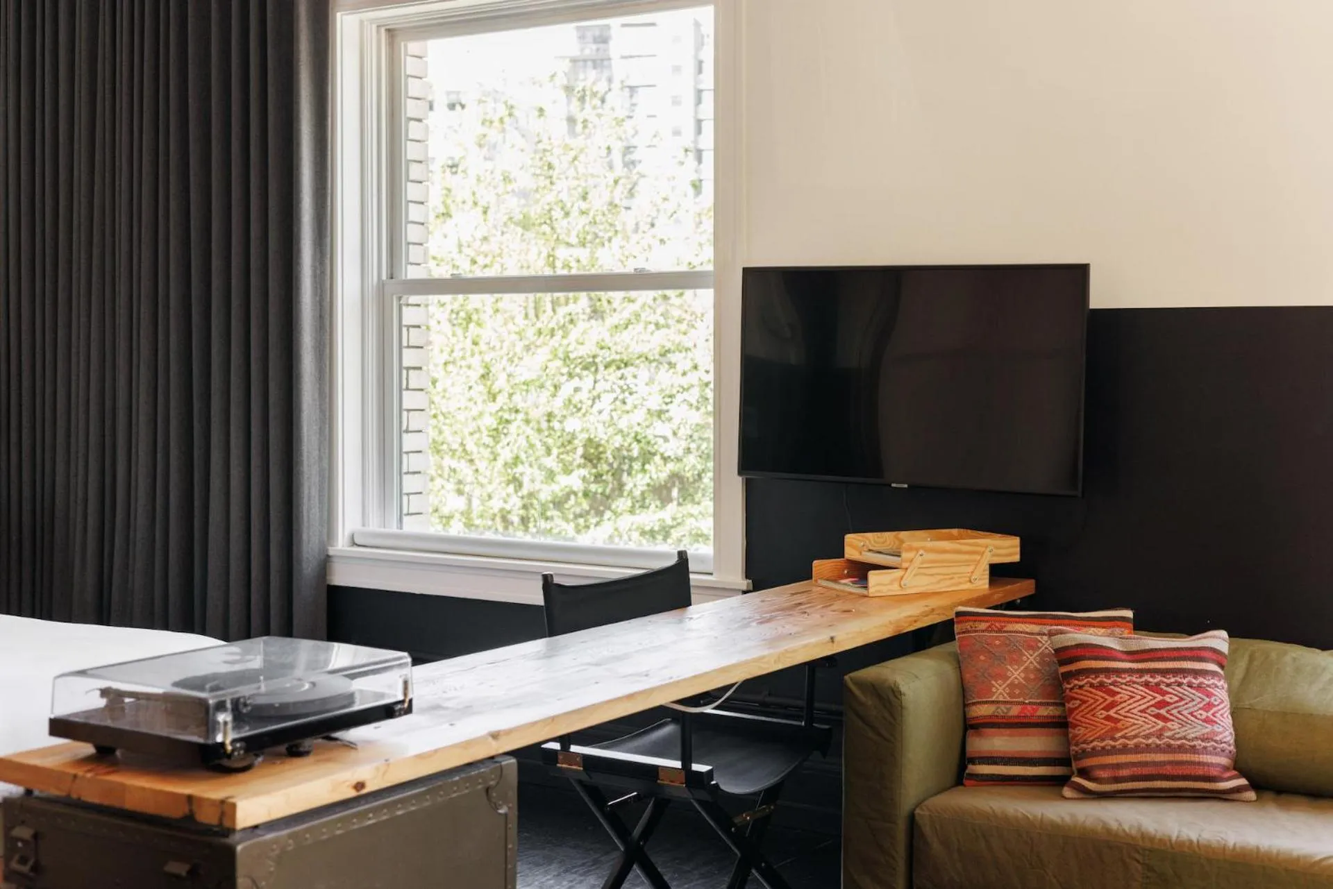 TV and multimedia in The Clyde Hotel Portland by Kasa Living