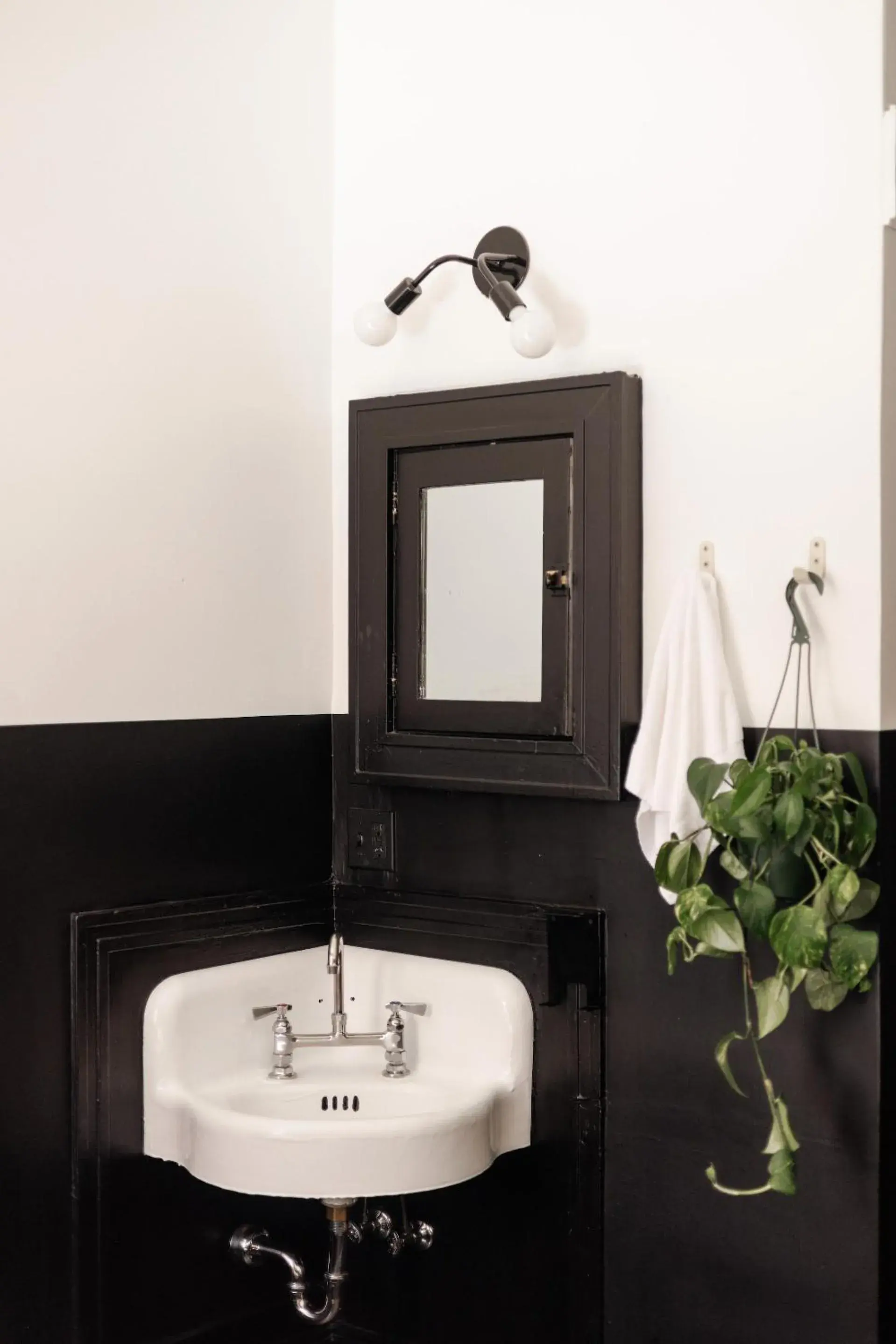 Queen Room with Shared Bathroom (Self Check-in) in The Clyde Hotel Portland By Kasa Living Queen Room with Shared Bathroom (Self Check-in) in The Clyde Hotel Portland By Kasa Living