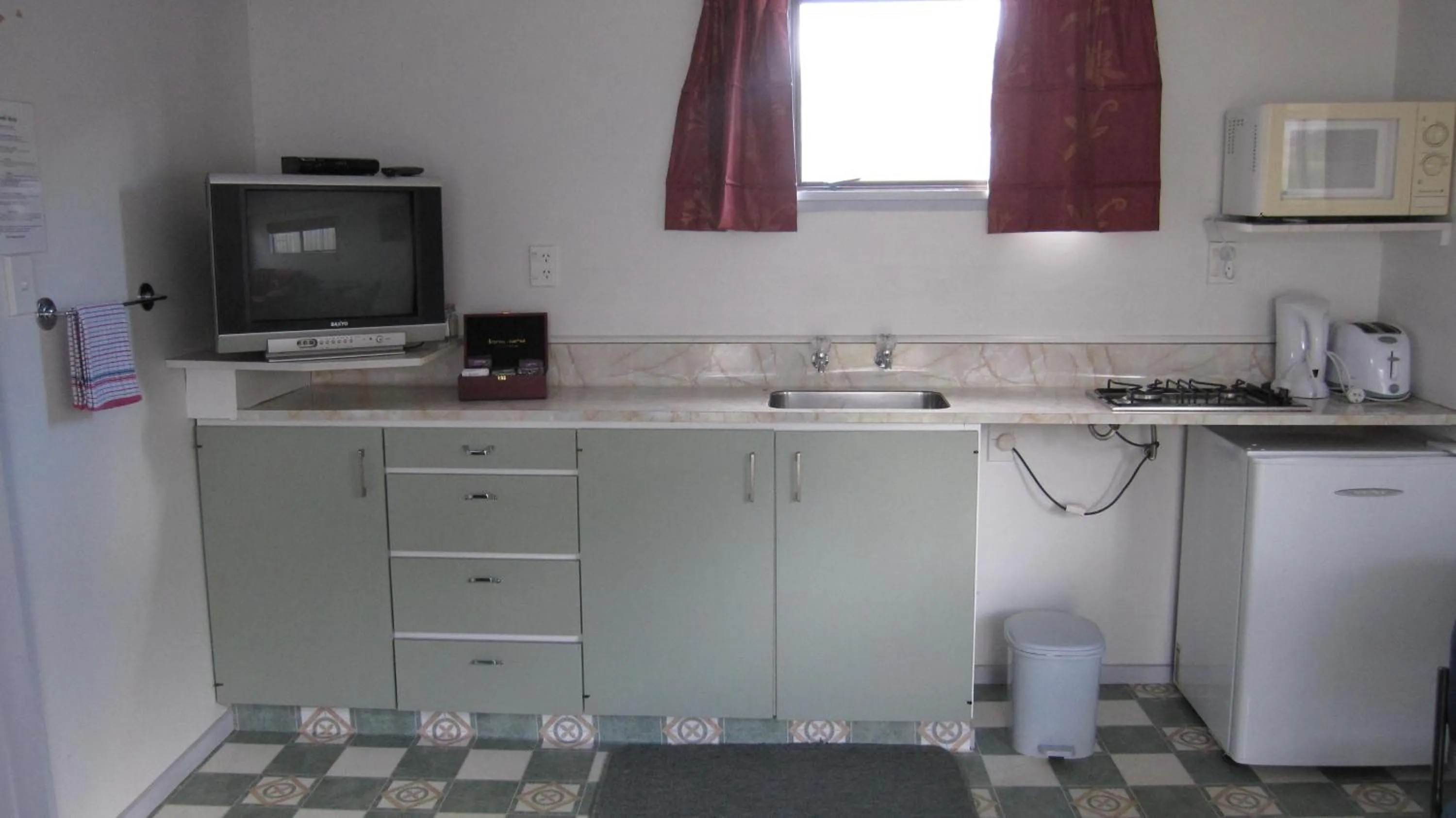 Kitchen or kitchenette in Cromwell Motel