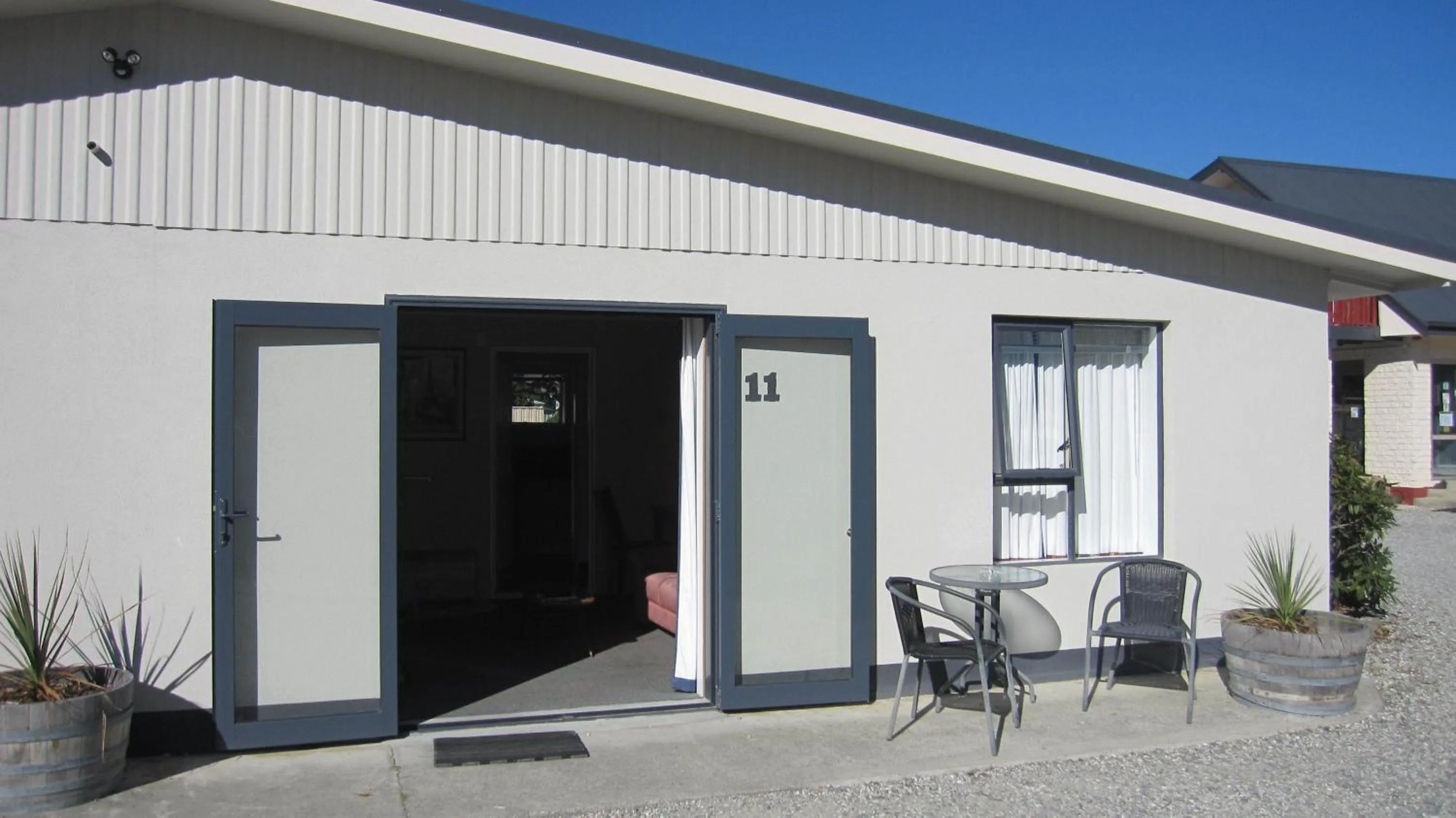 Seating area in Cromwell Motel