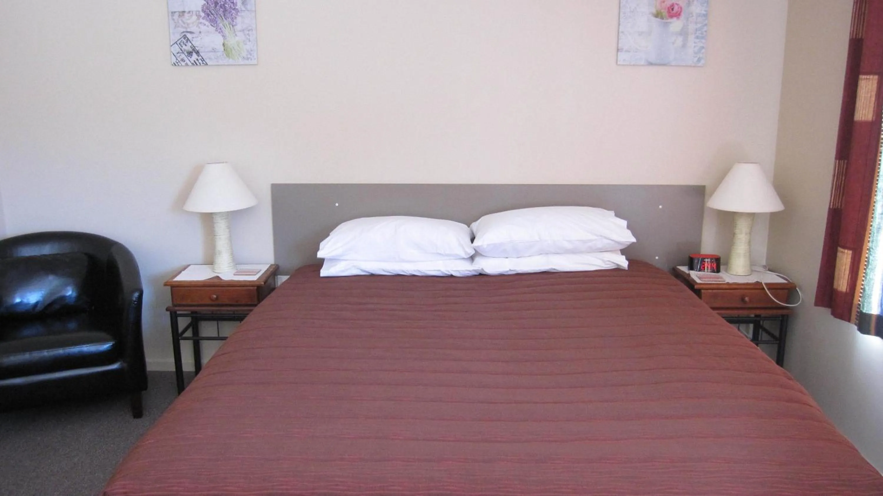 Living room, Bed in Cromwell Motel