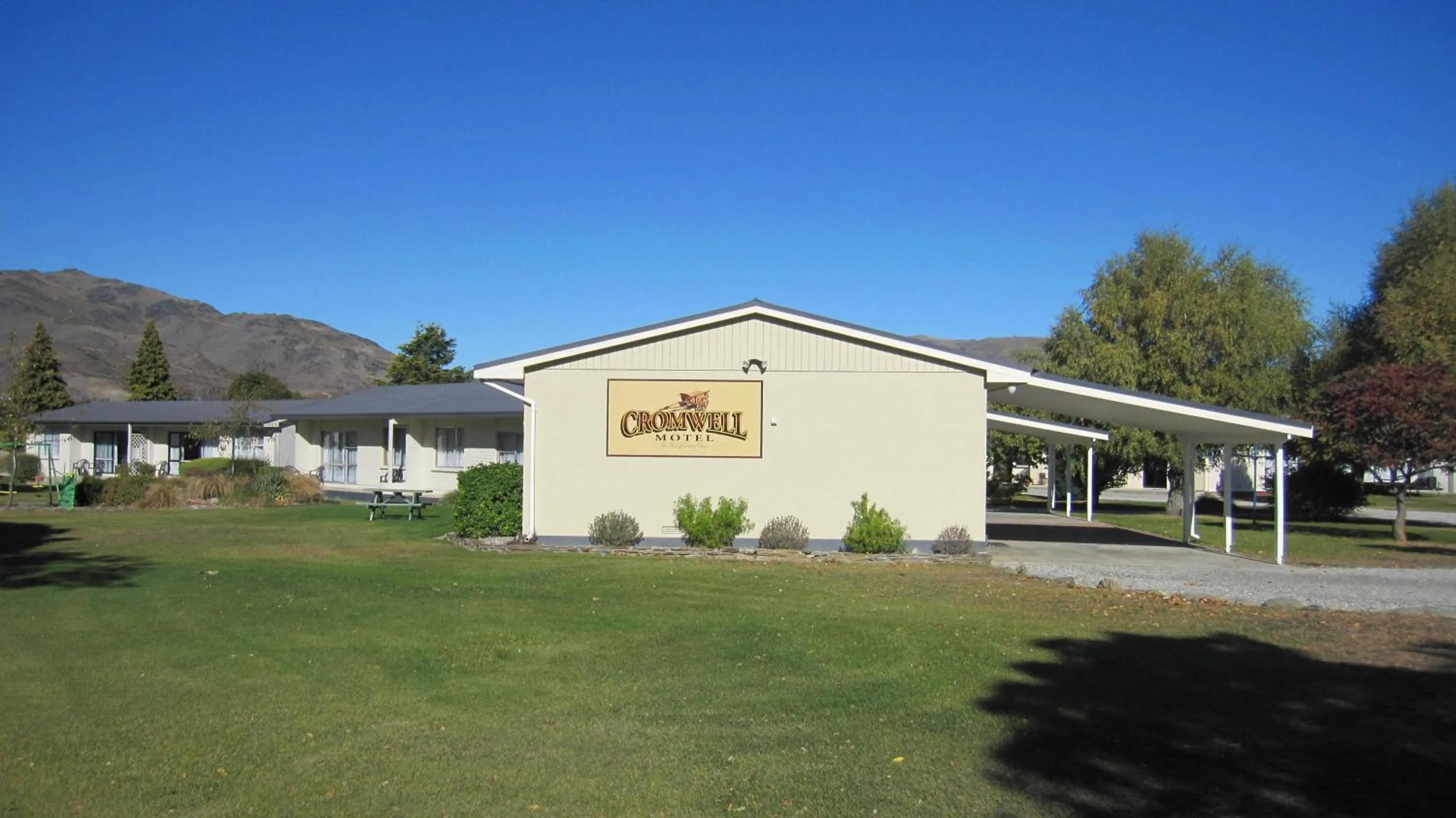 Property building in Cromwell Motel