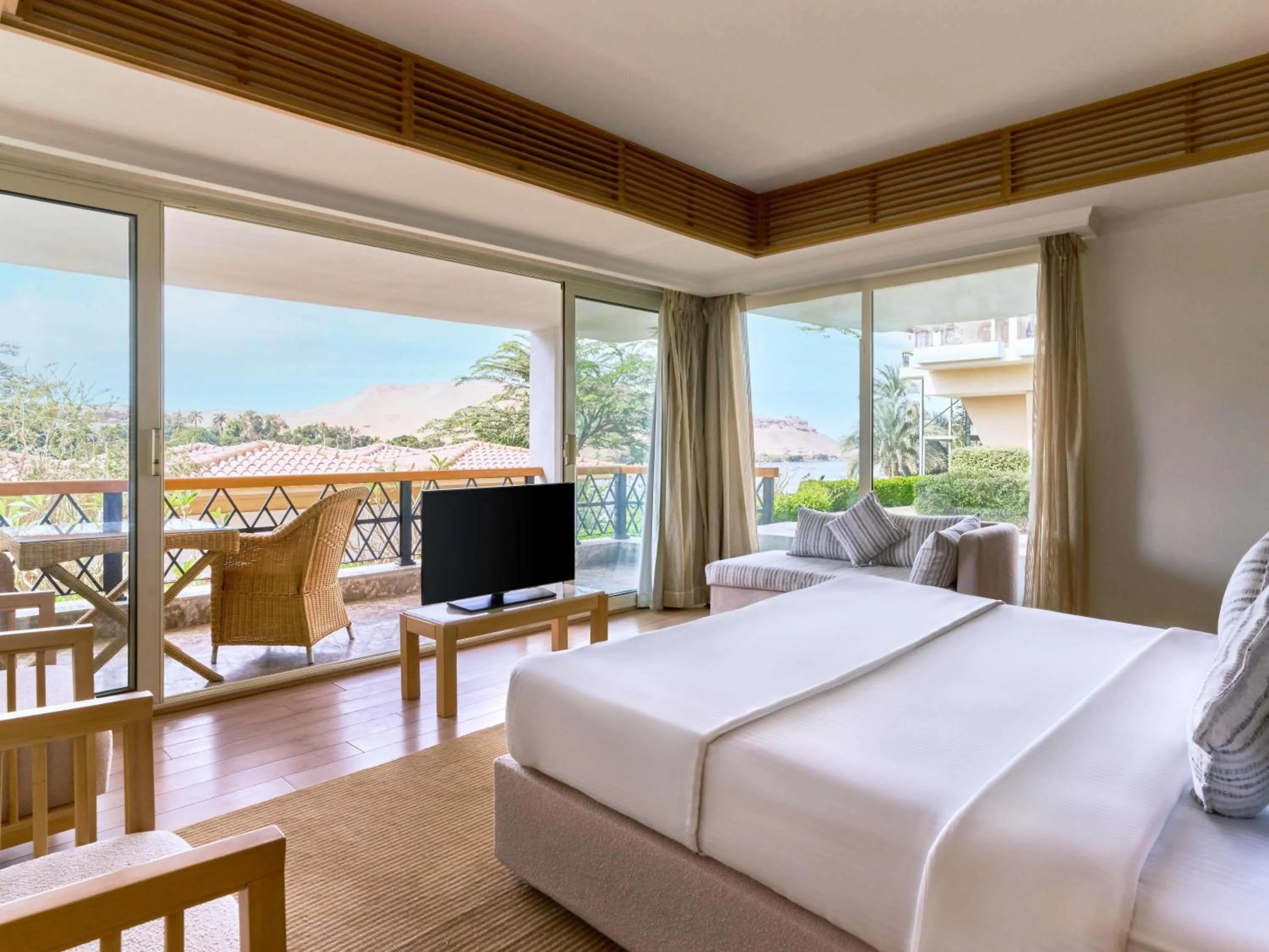 Bedroom, Bed in Mövenpick Resort Aswan