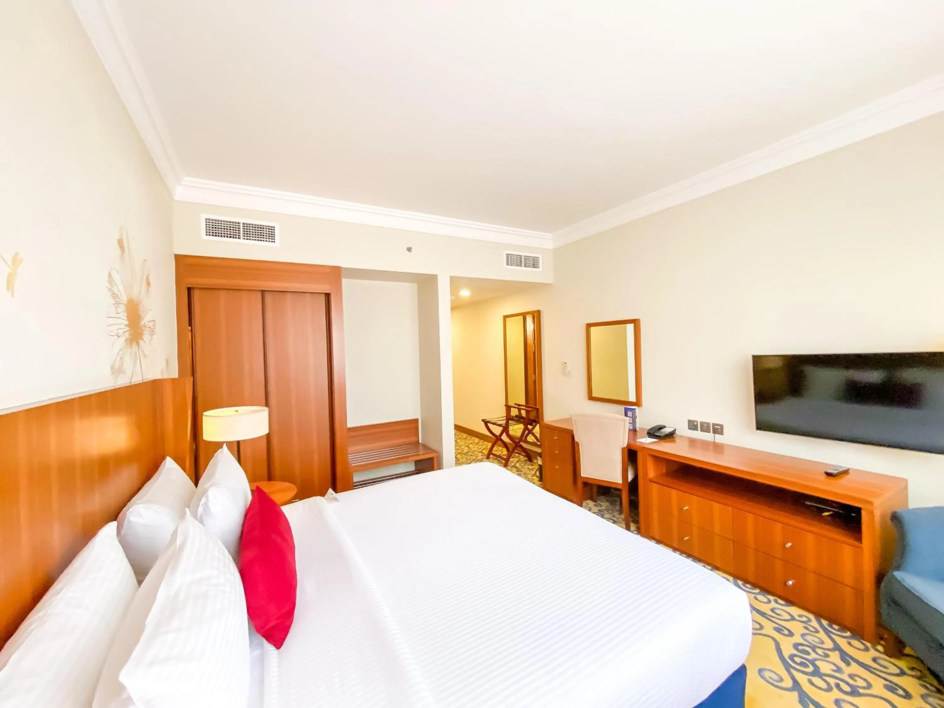 Bed in City Seasons Al Hamra Hotel