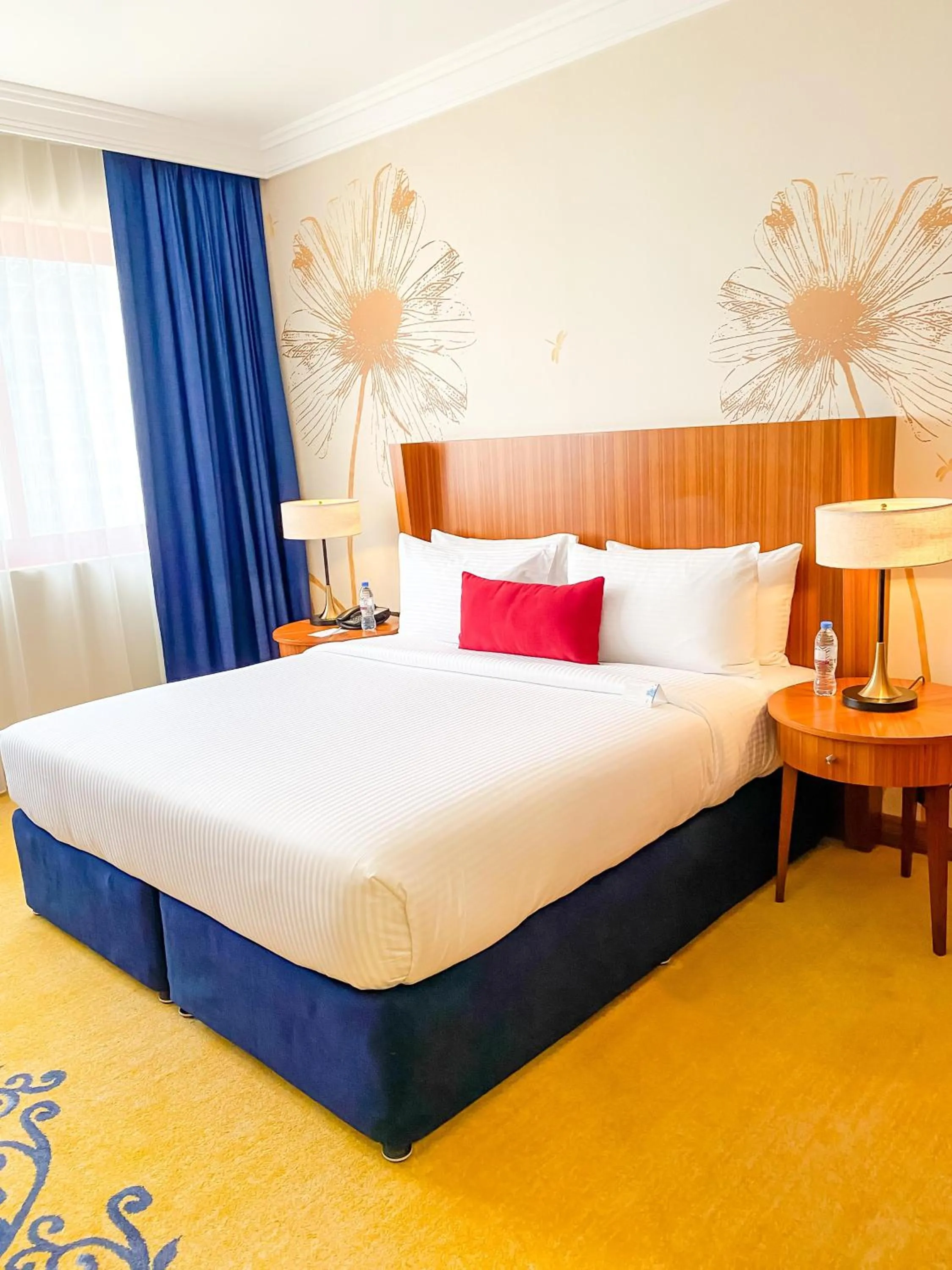 Bedroom, Bed in City Seasons Al Hamra Hotel