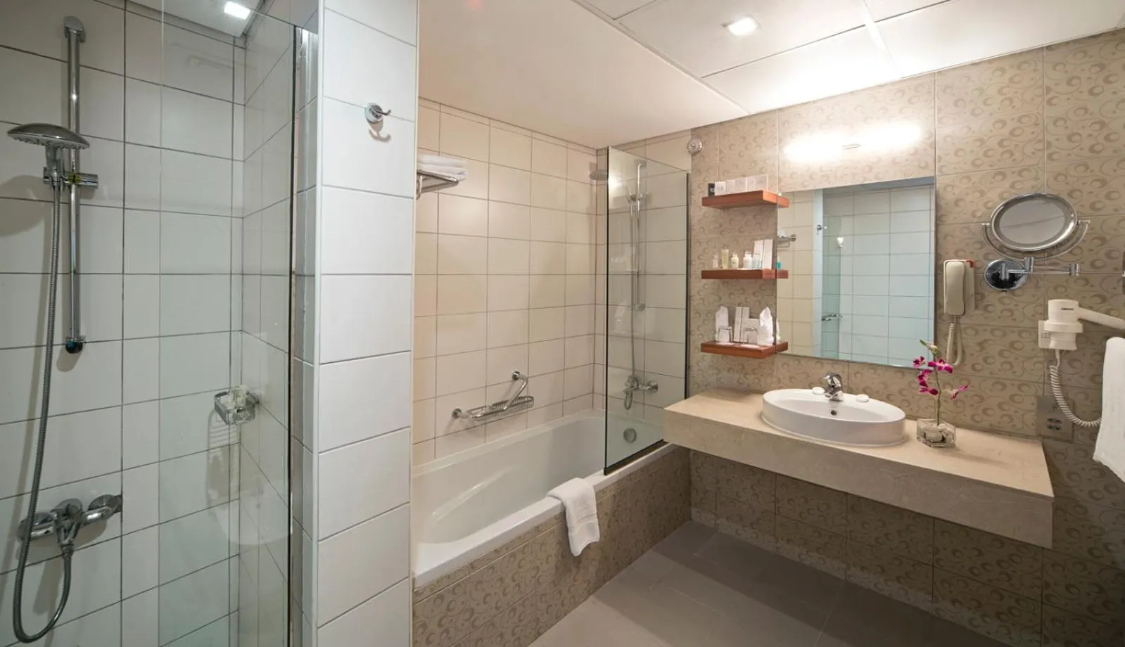 Toilet in City Seasons Al Hamra Hotel