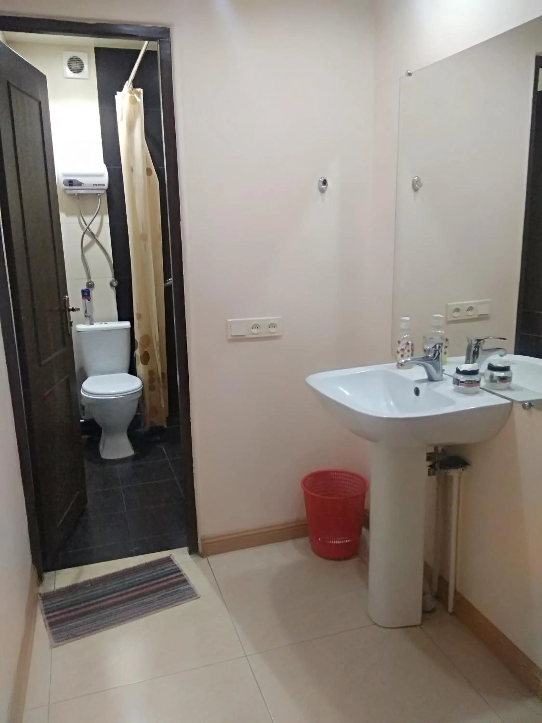 Toilet in Komitas Avenue Guest House