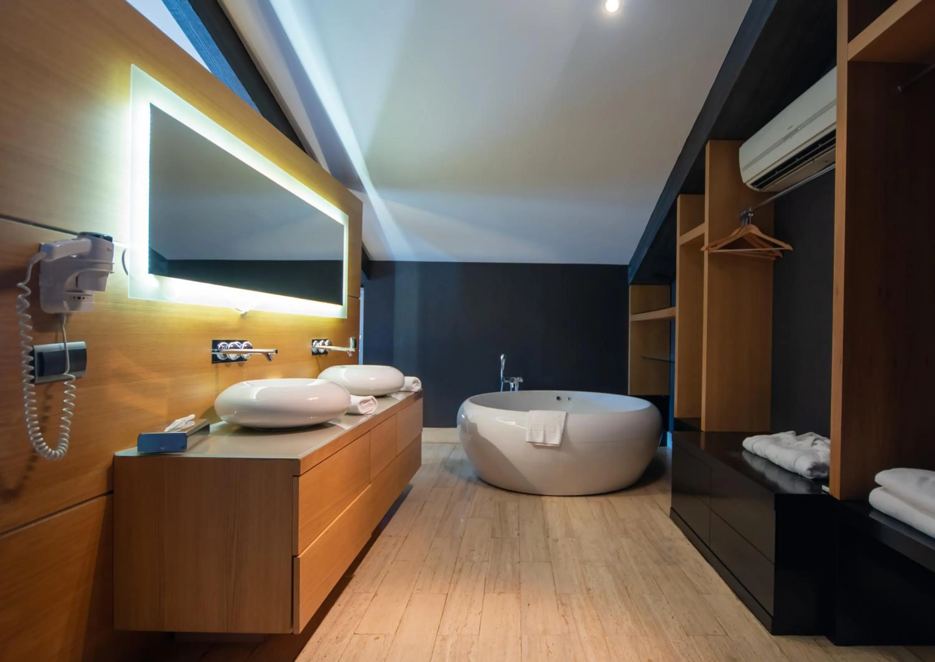 Shower, Bed in Vernazza Suites
