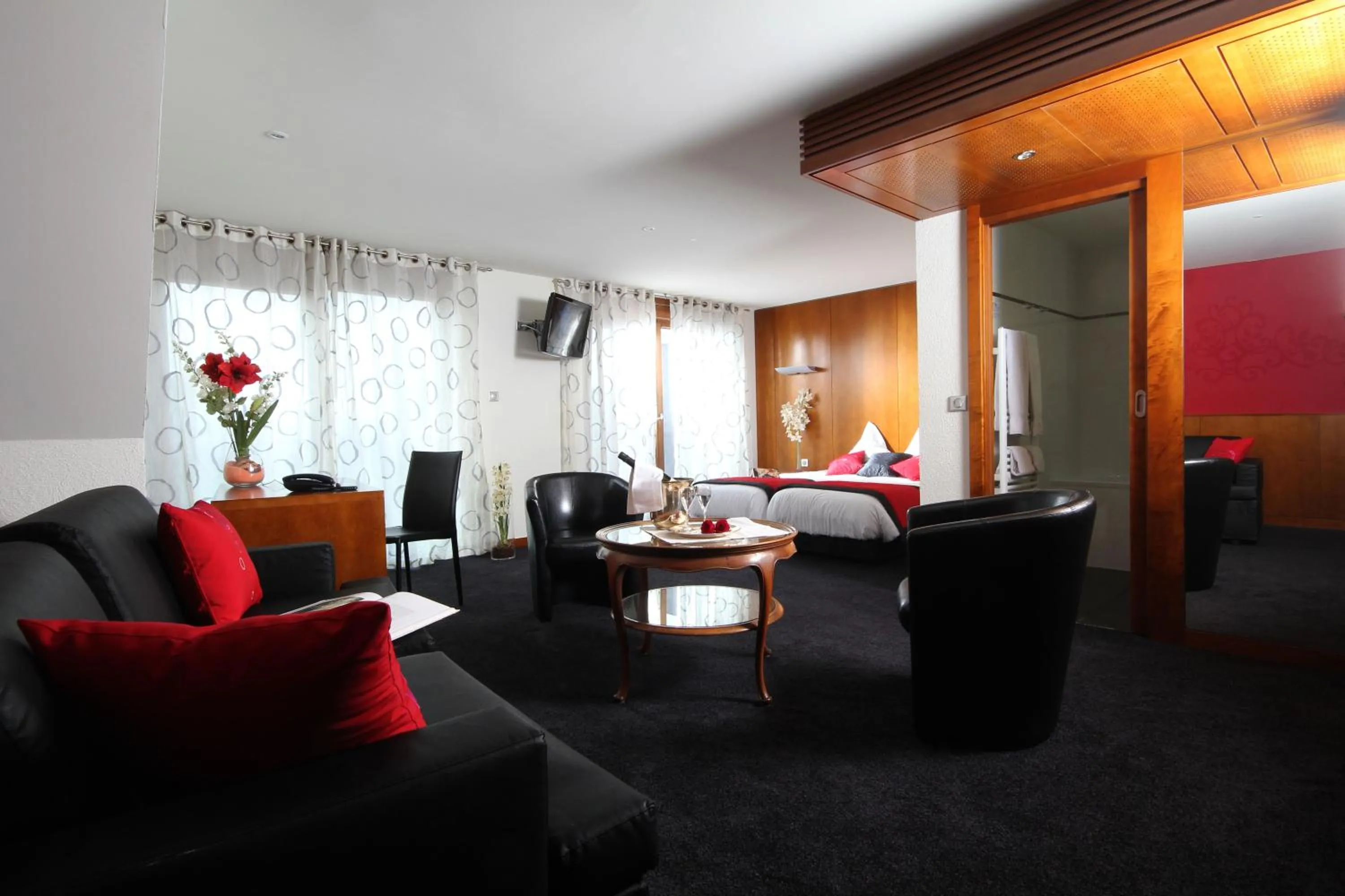 Photo of the whole room in Hotel Au Nid De Cigognes