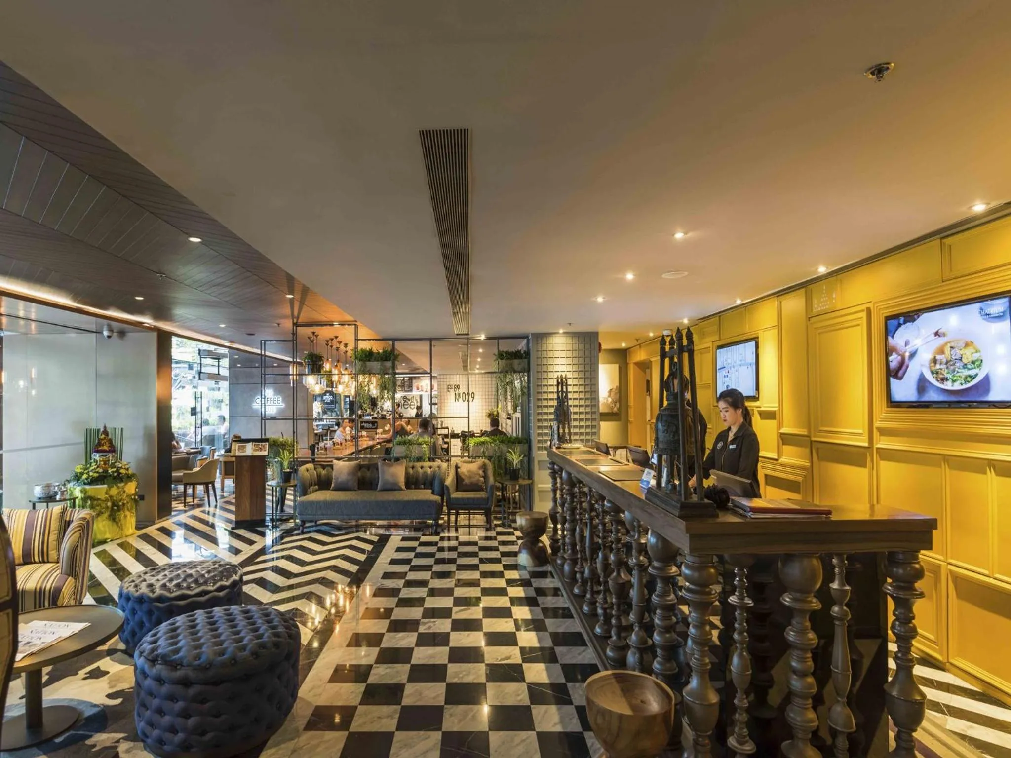 Lobby or reception in Maitria Hotel Sukhumvit 18 Bangkok – A Chatrium Collection