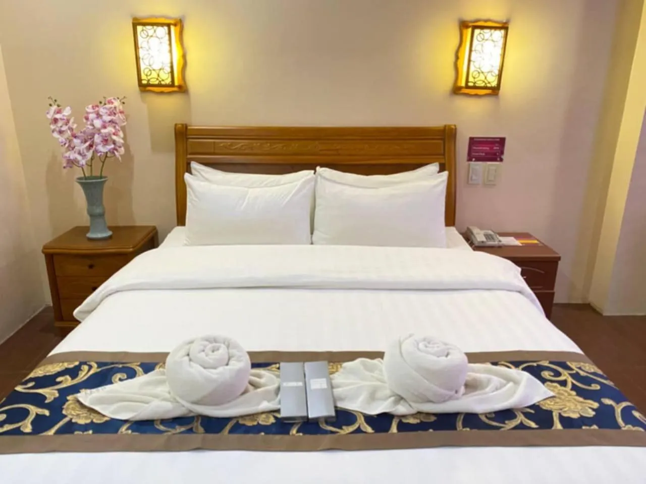 Shower, Bed in A&A Plaza Hotel