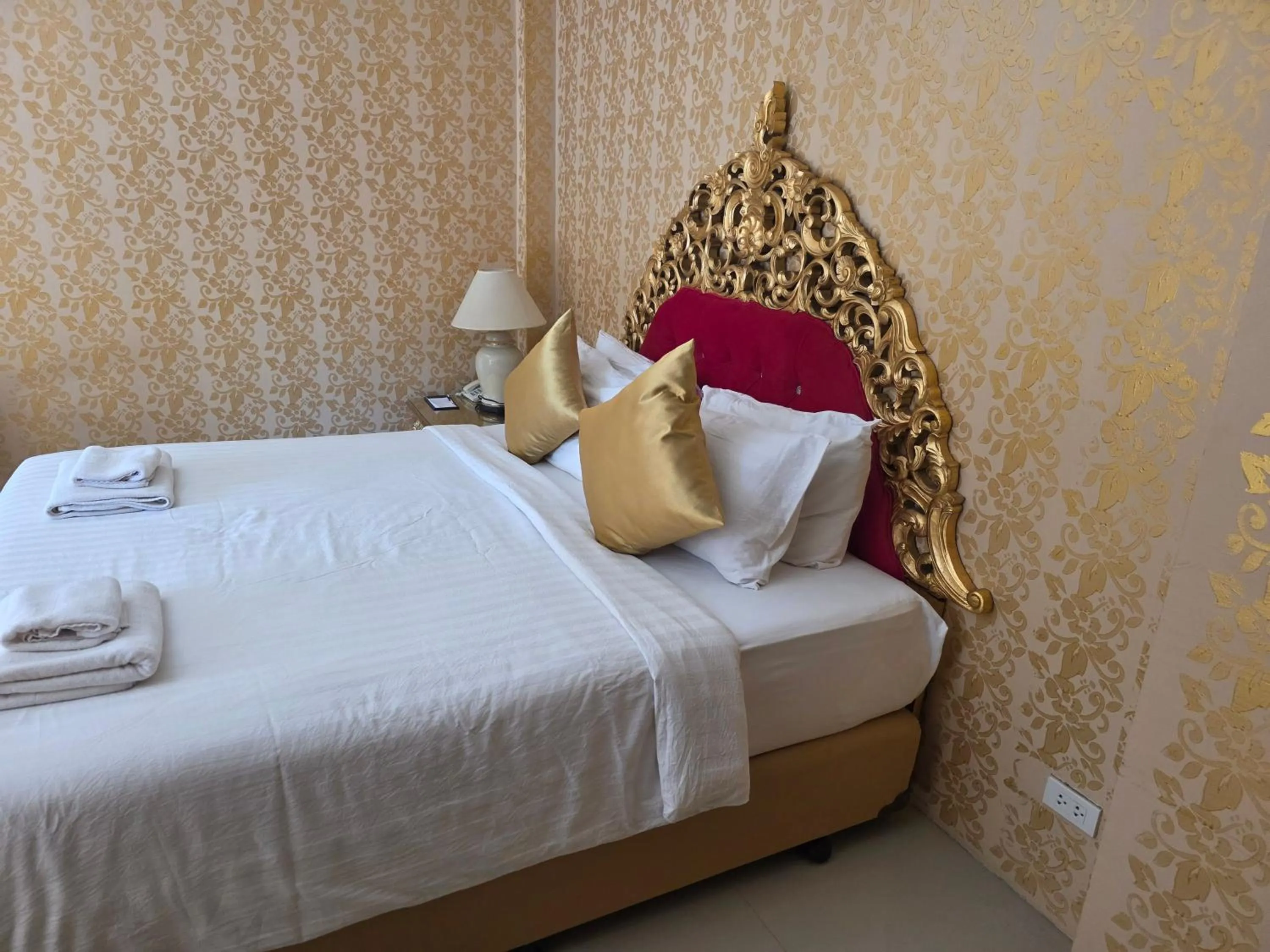 Bed in Nakaraj Princess Chiang Rai - Walking Street