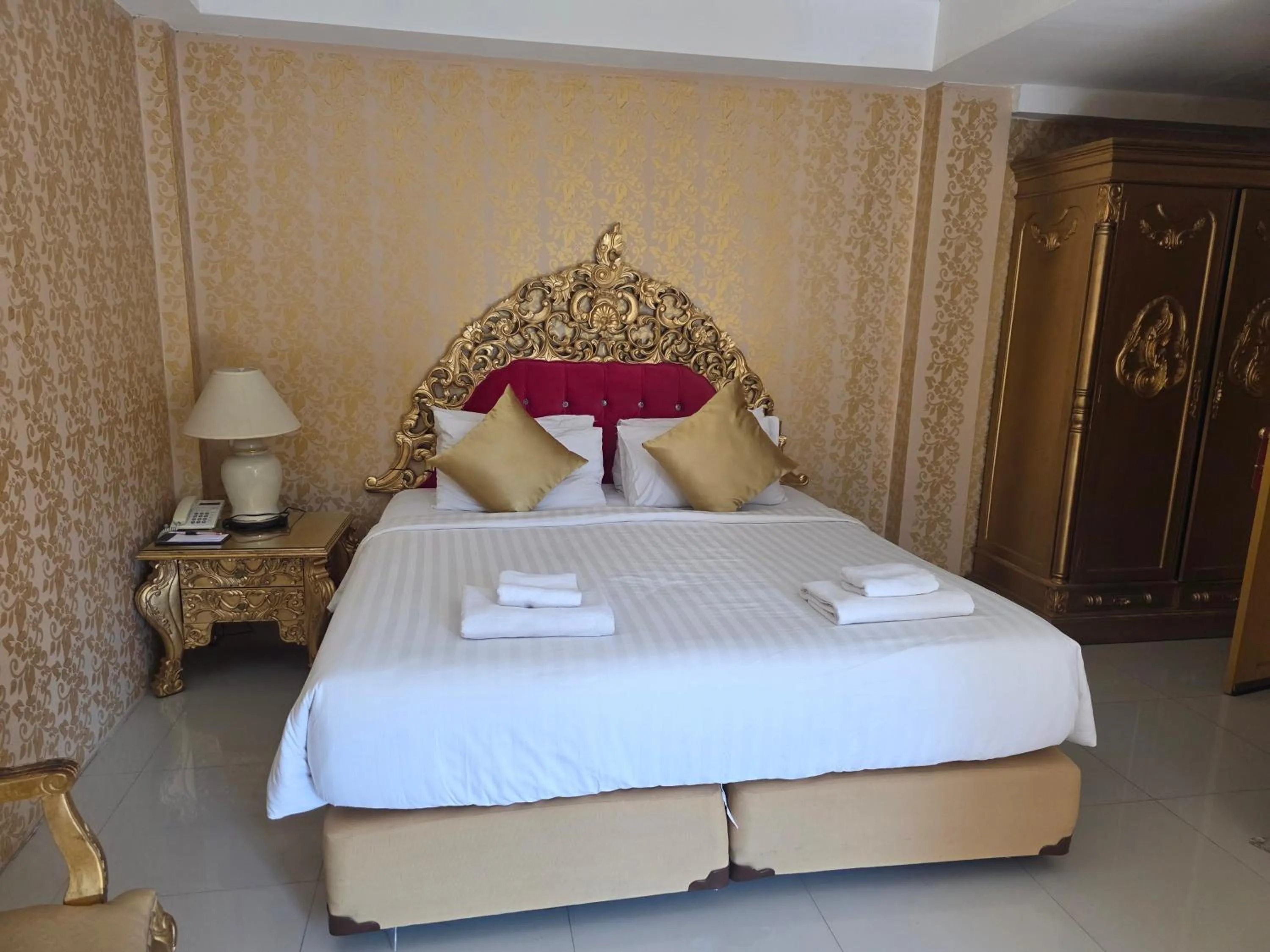 Bed in Nakaraj Princess Chiang Rai - Walking Street