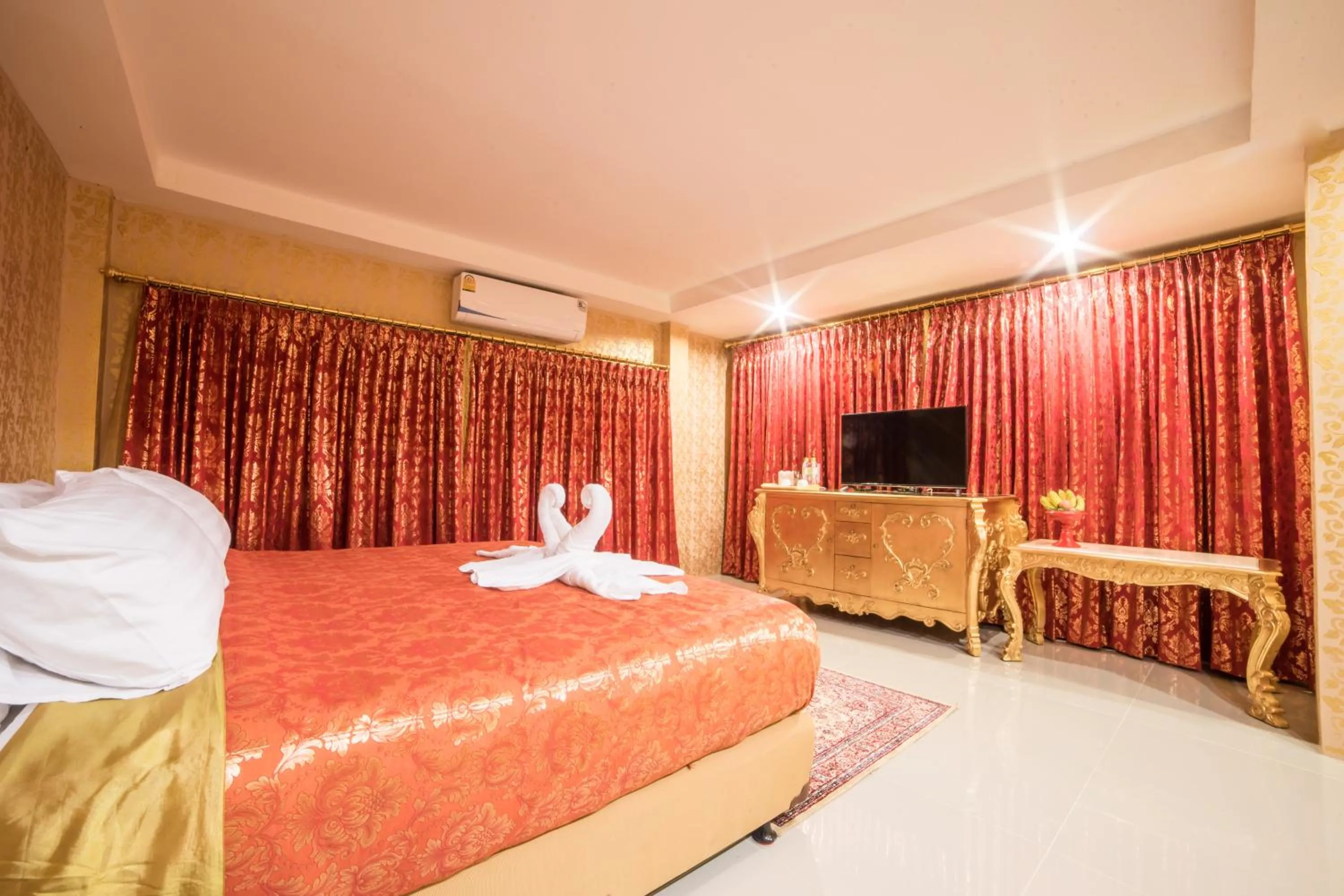 Bed in Nakaraj Princess Chiang Rai - Walking Street