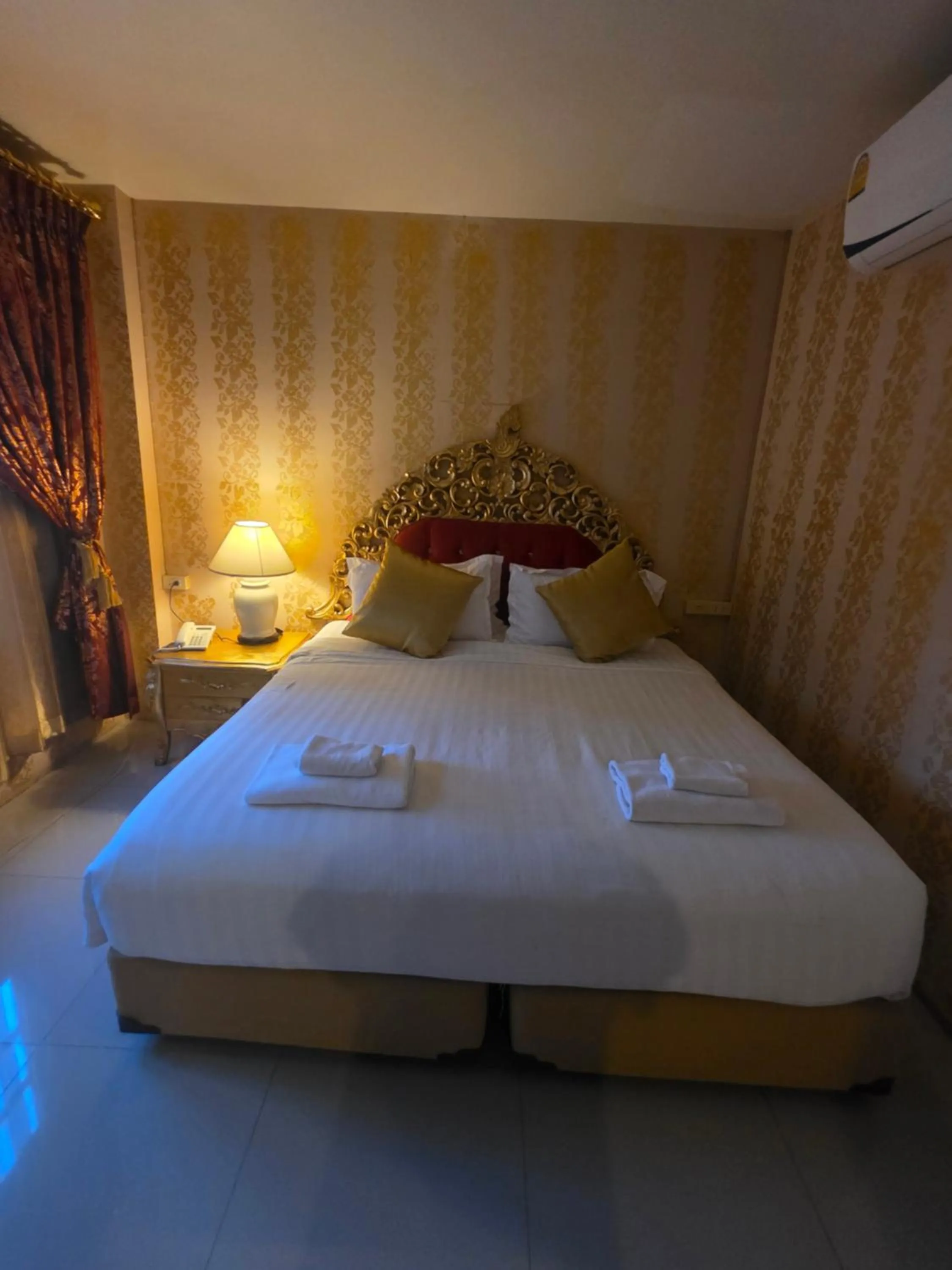 Bed in Nakaraj Princess Chiang Rai - Walking Street