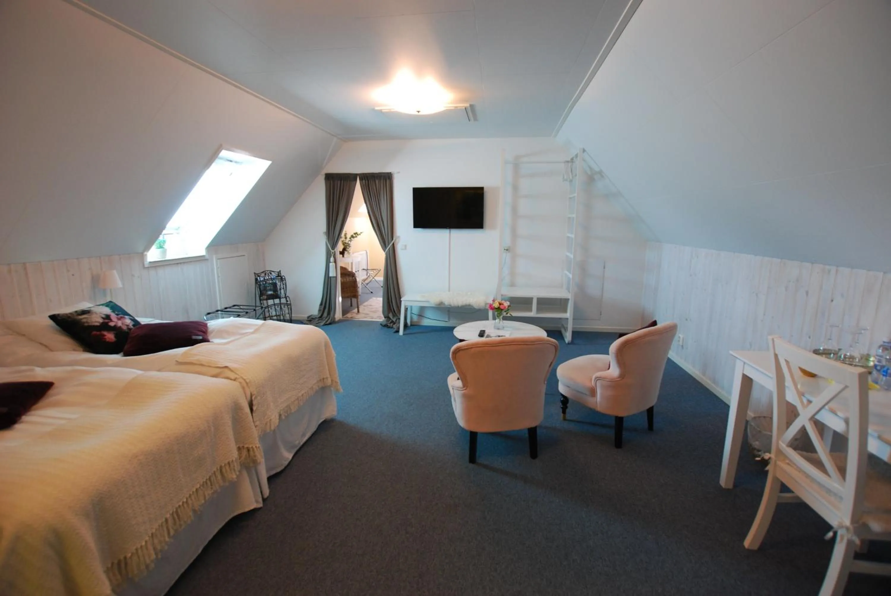 Seating area, Bed in Hotell Turistgården i Simrishamn