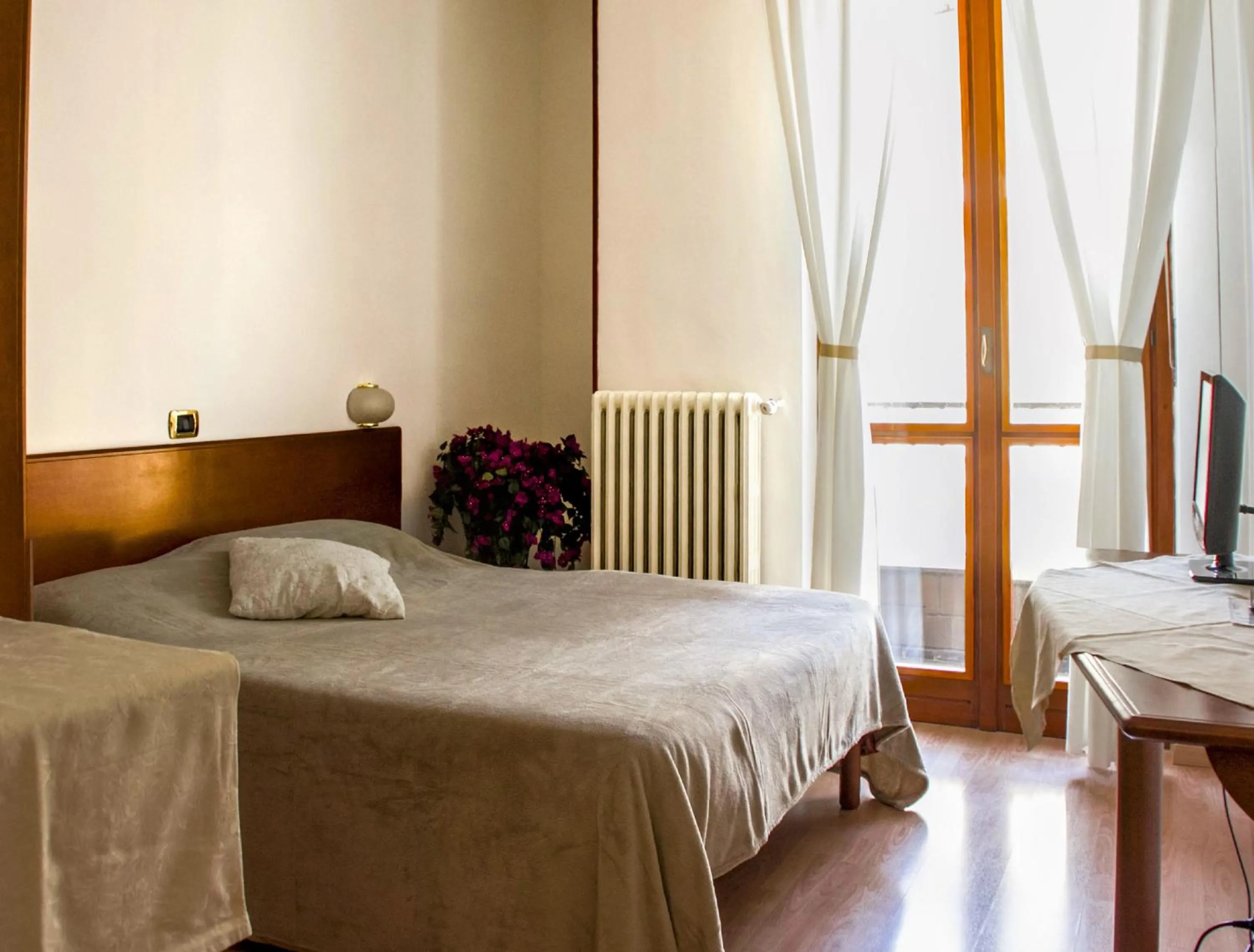 Photo of the whole room, Bed in Domus Hotel