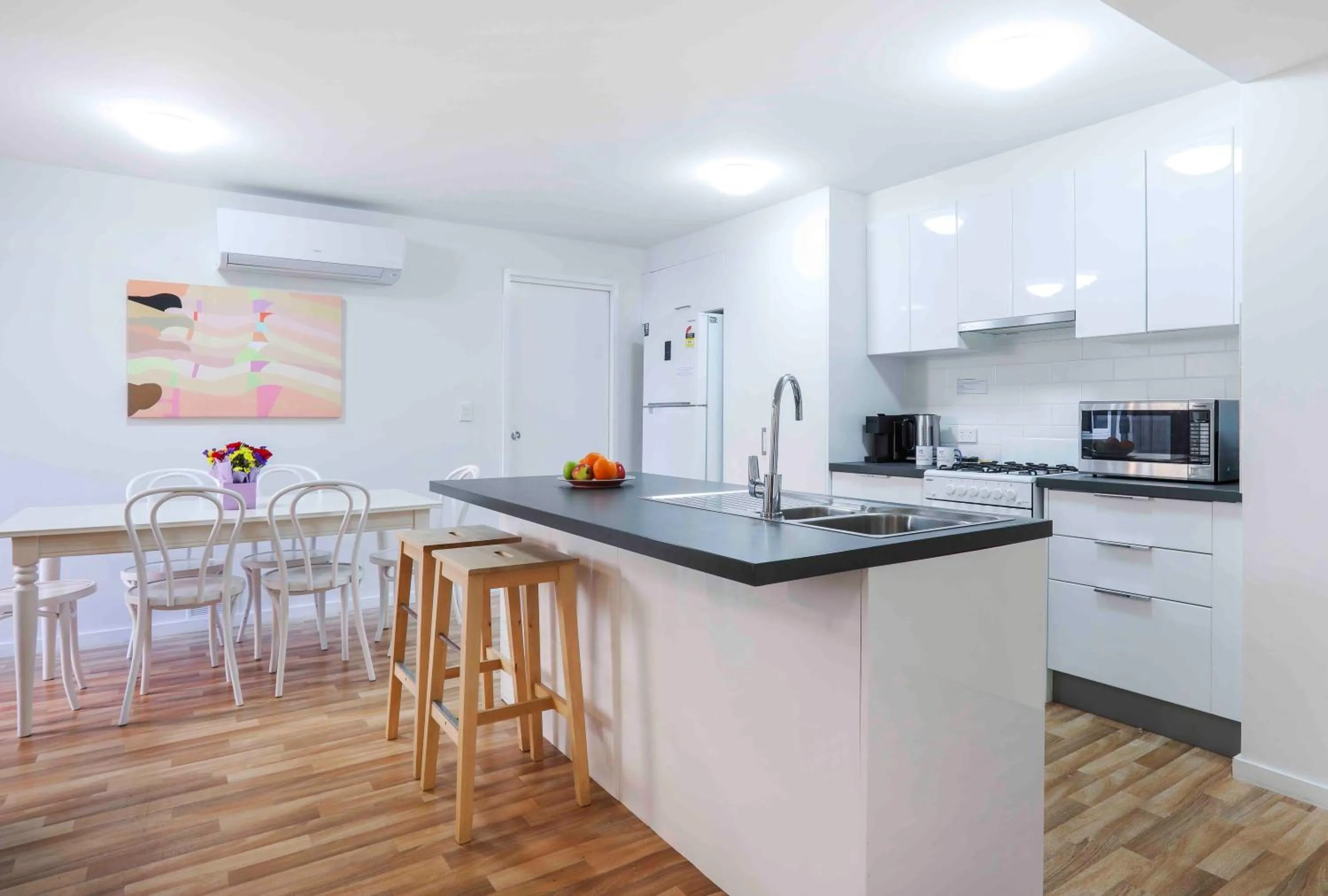 Kitchen or kitchenette in Sandbox Apartments