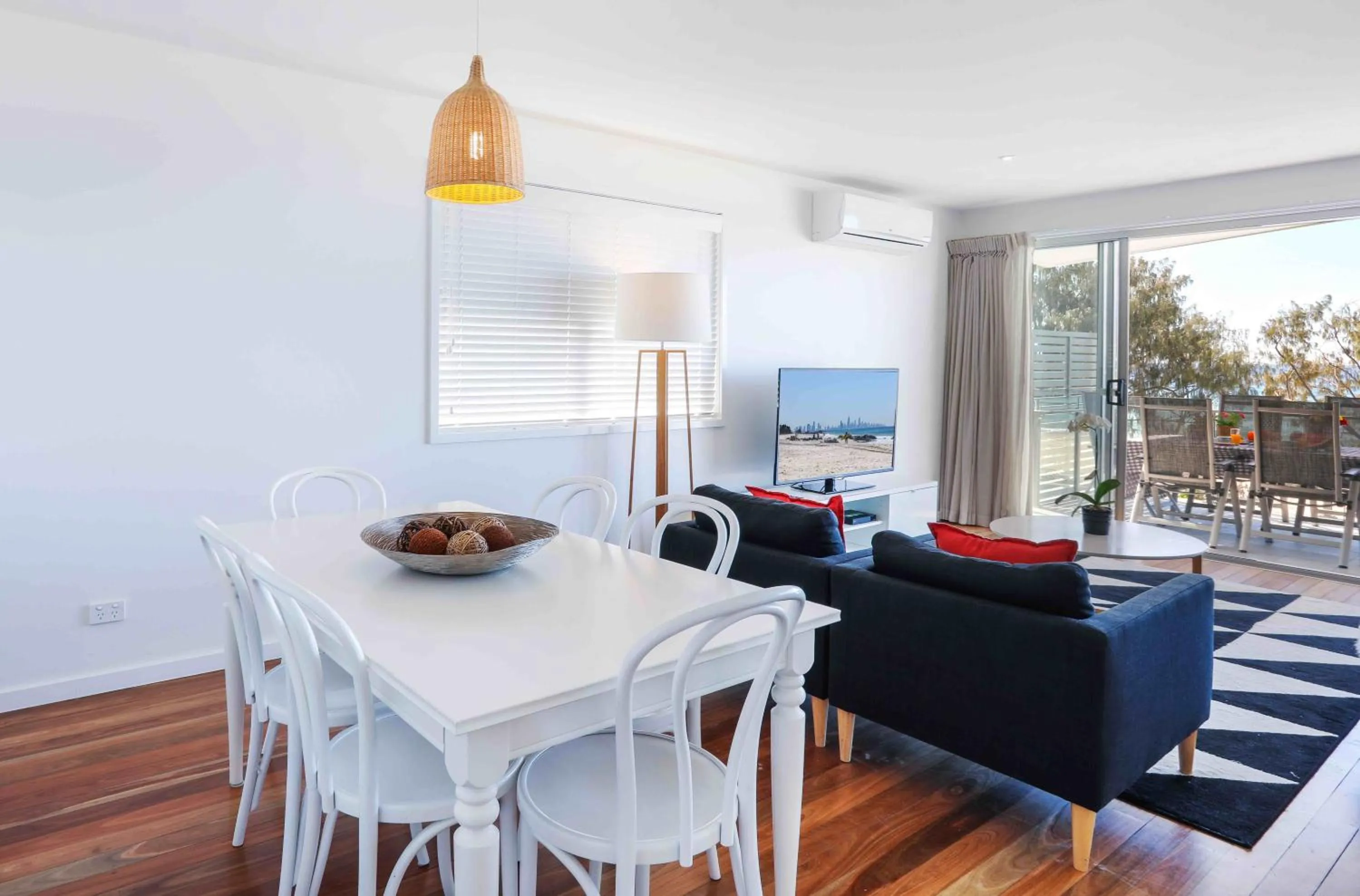 TV and multimedia in Sandbox Apartments