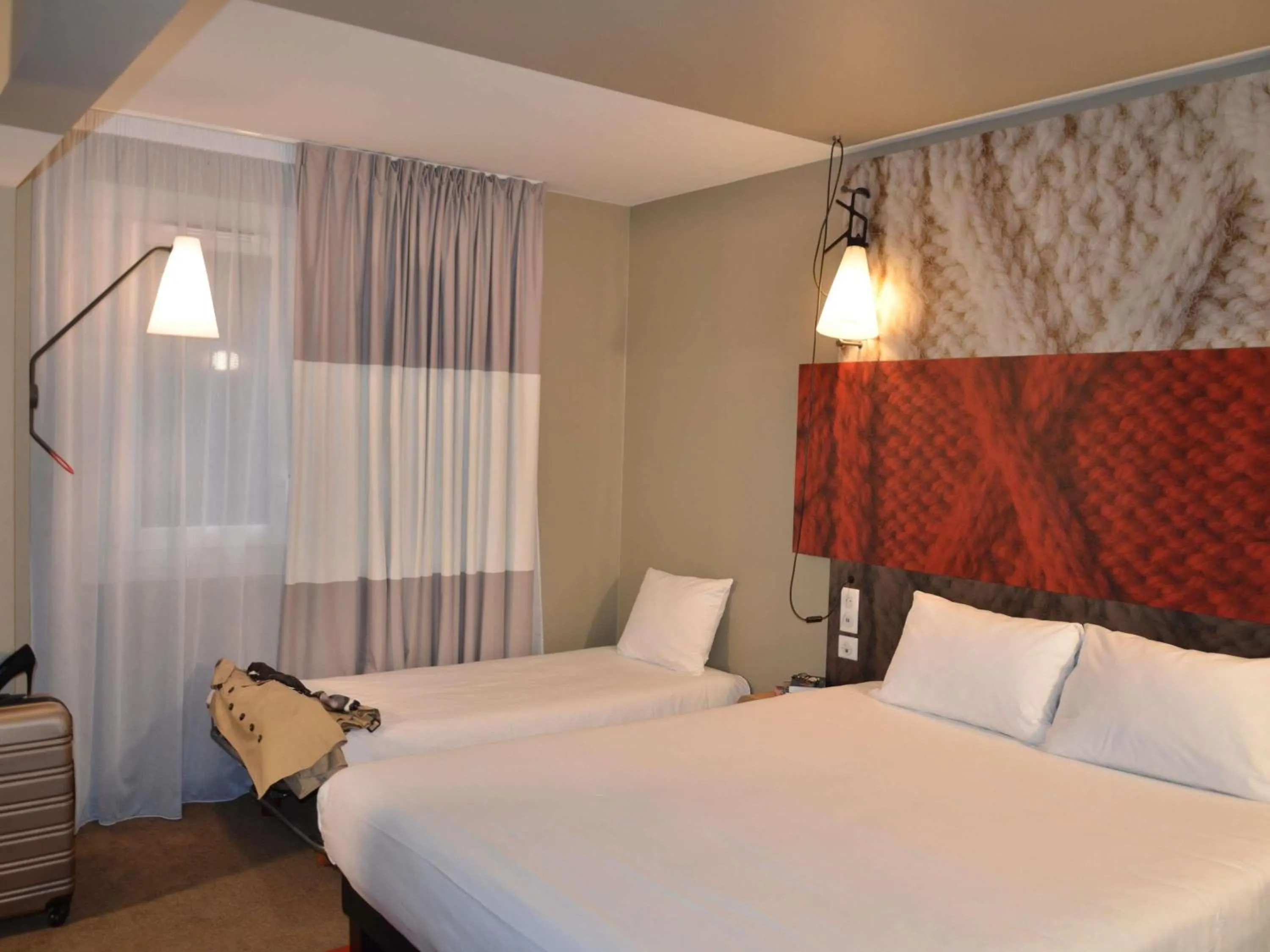 Bedroom, Bed in ibis Melun