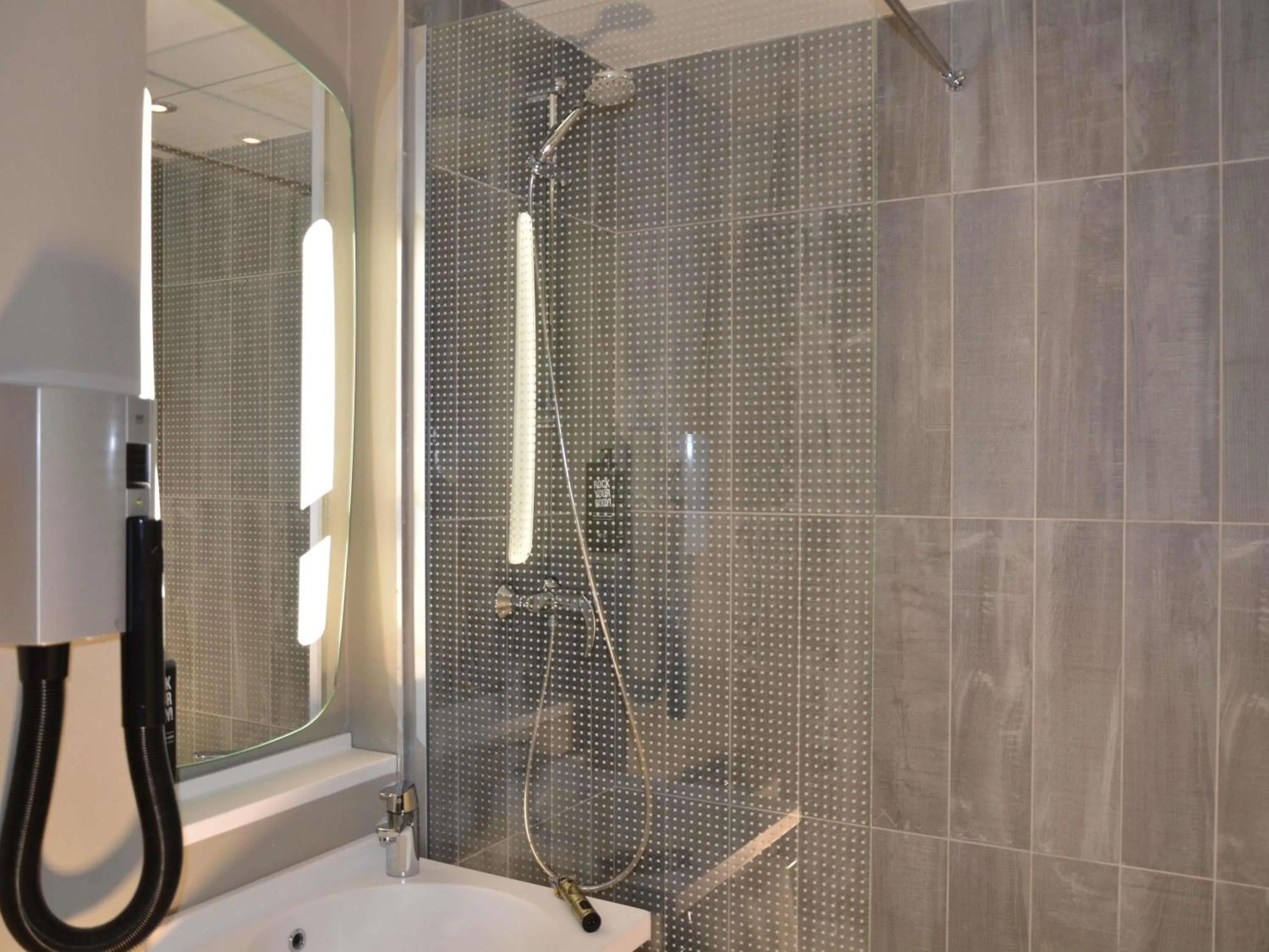 Bedroom in ibis Melun