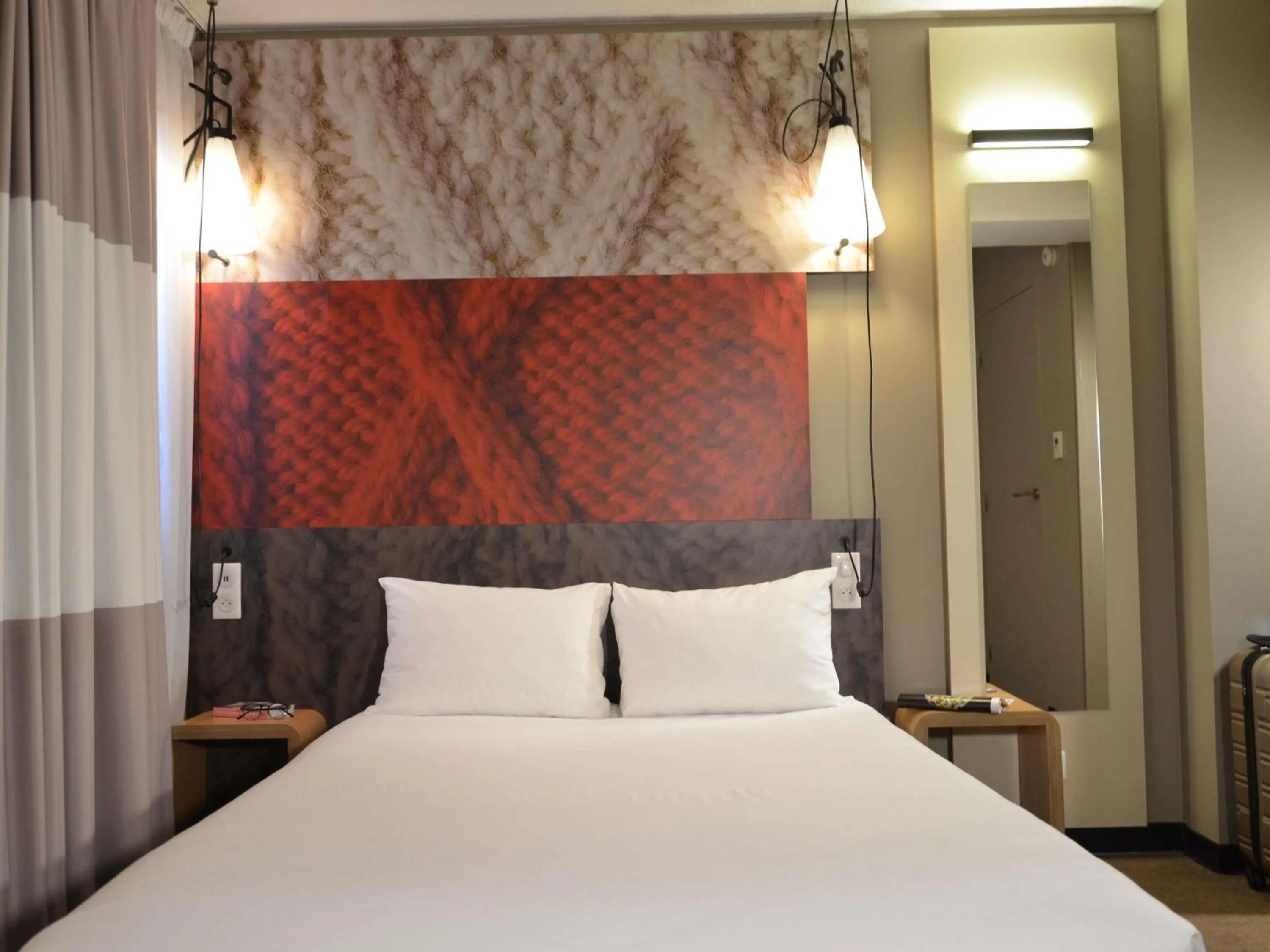 Bedroom, Bed in ibis Melun