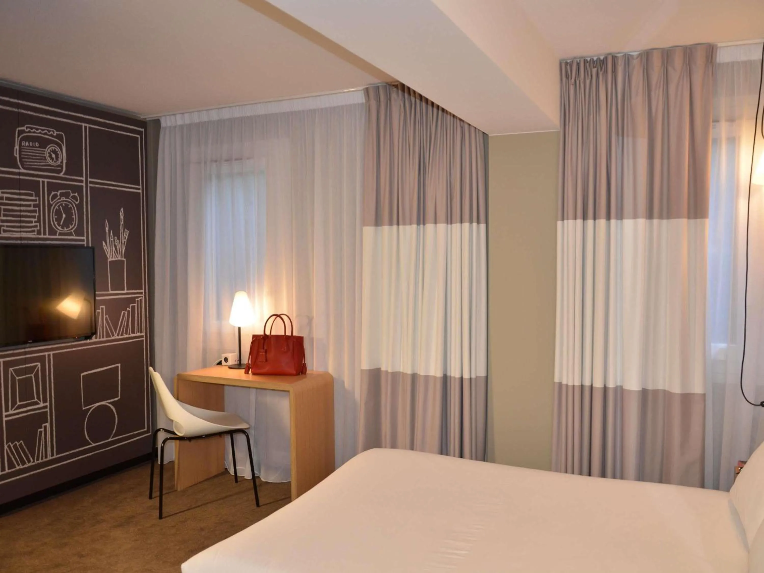 Bedroom, Bed in ibis Melun