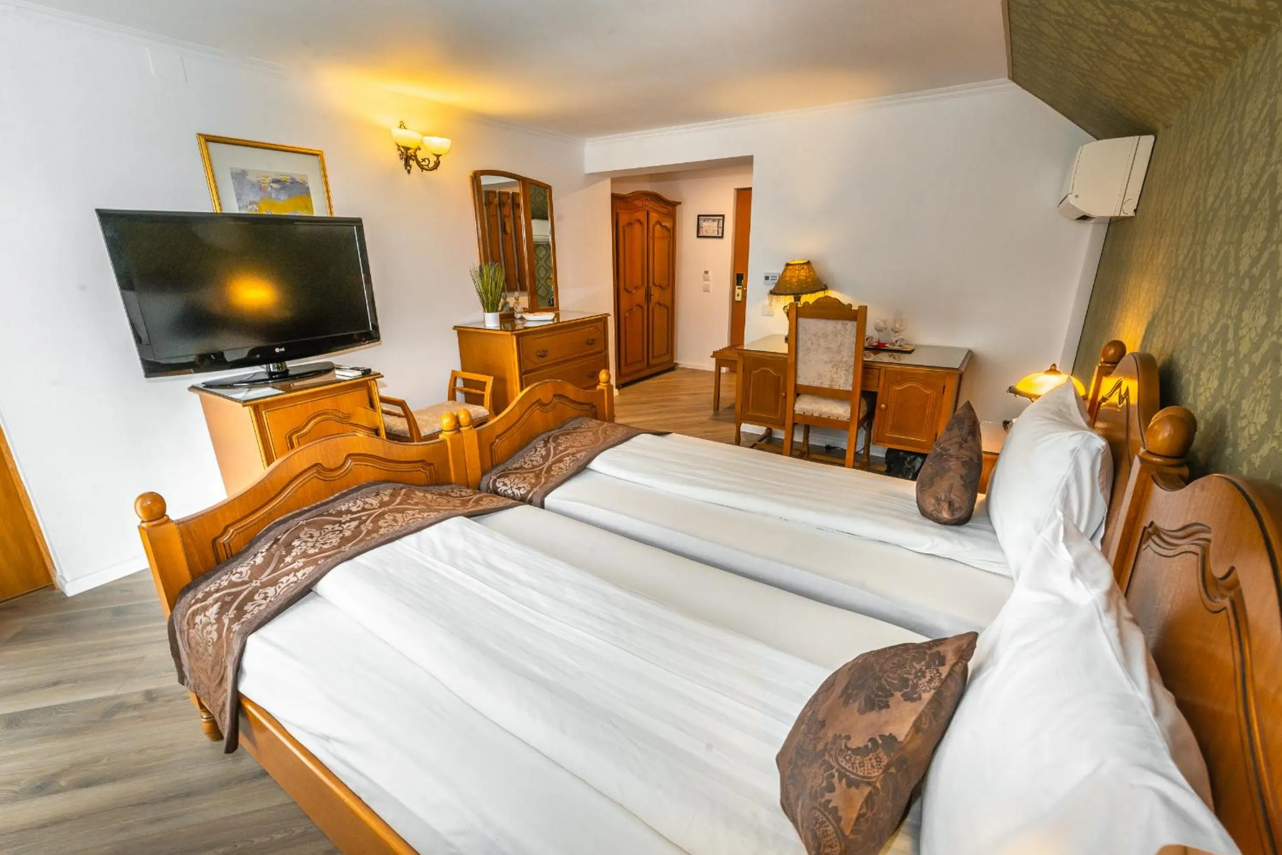 Photo of the whole room, Bed in Hotel Korona