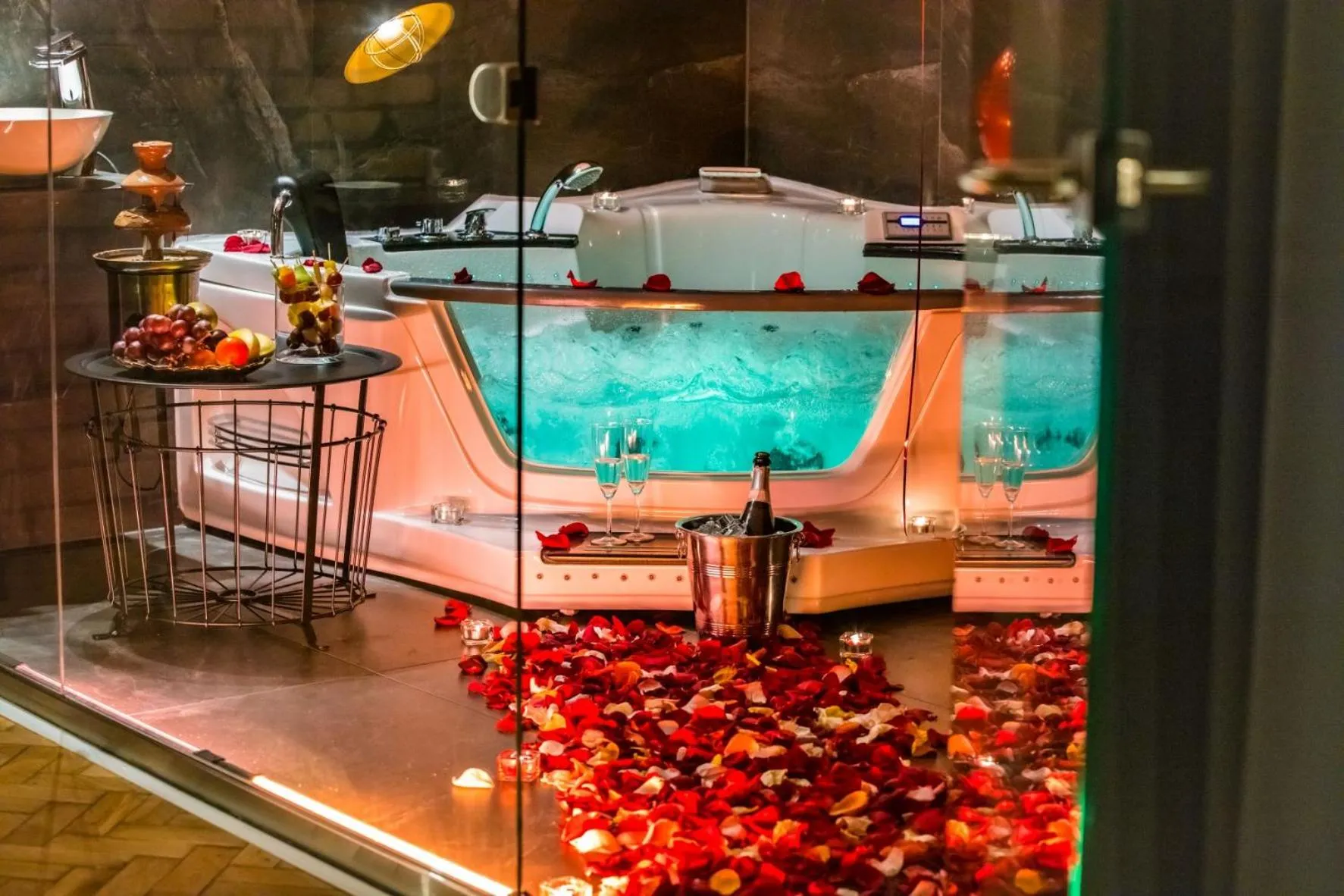 Hot Tub in Leo Apartments Old Town