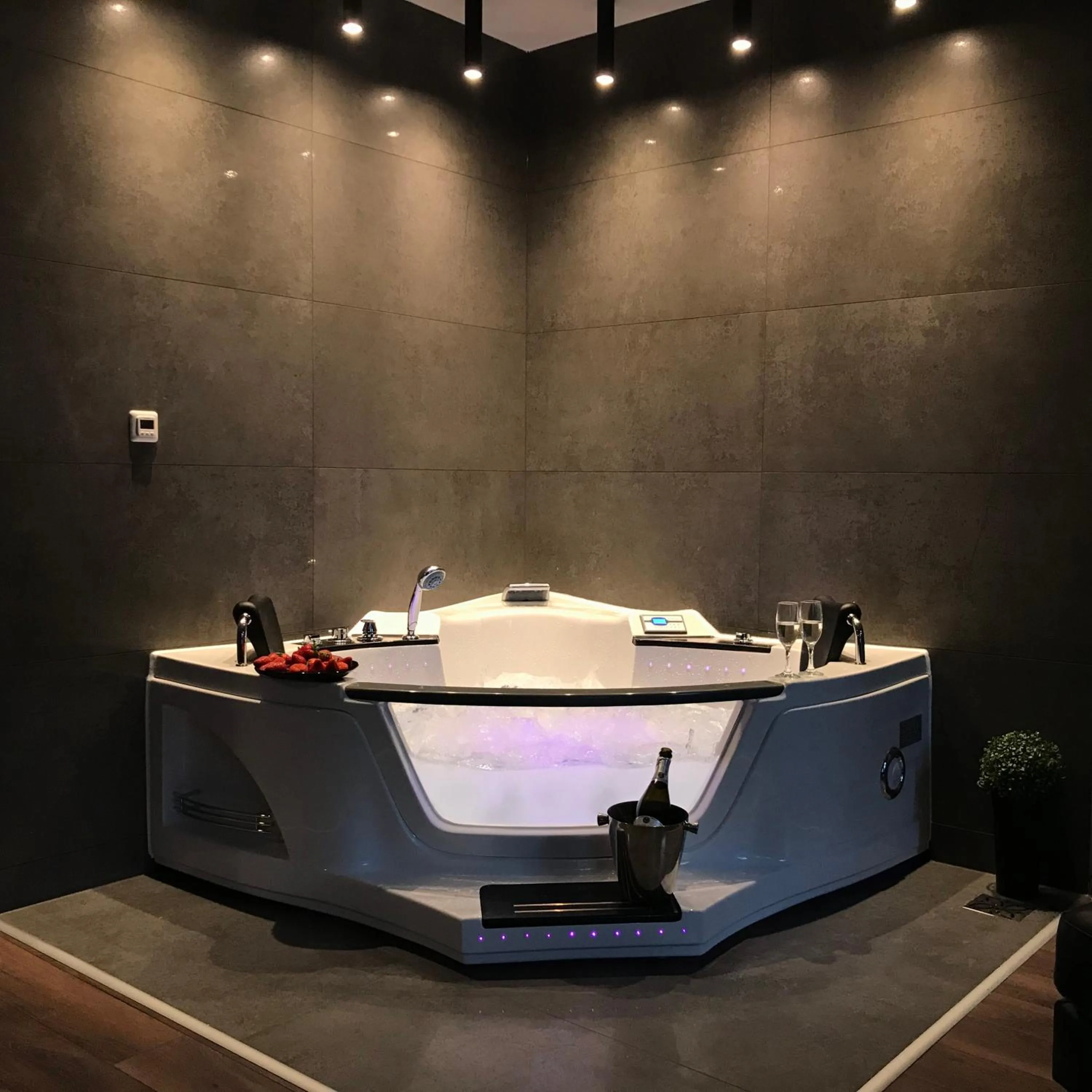 Hot Tub in Leo Apartments Old Town