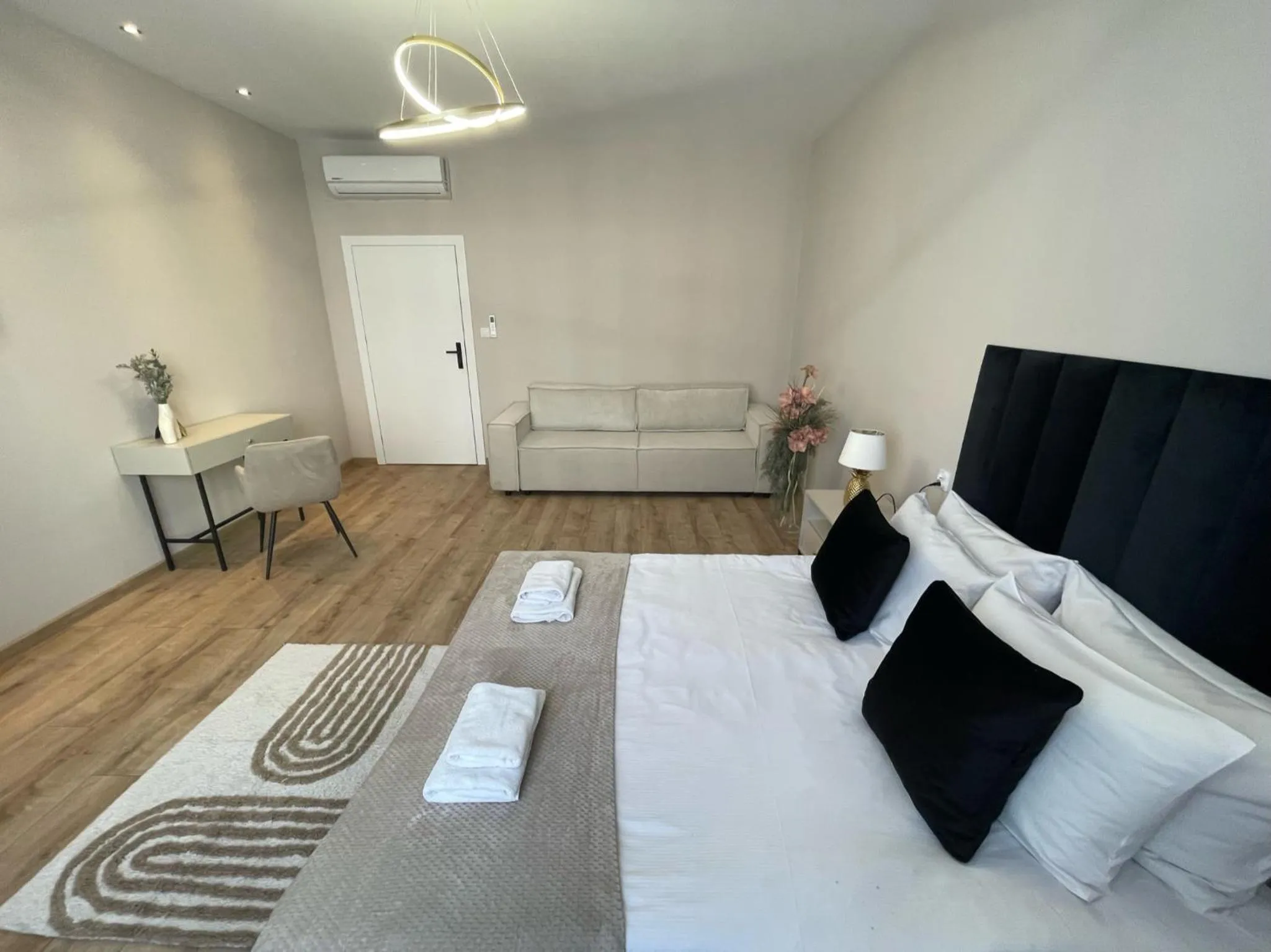 Photo of the whole room in Leo Apartments Old Town