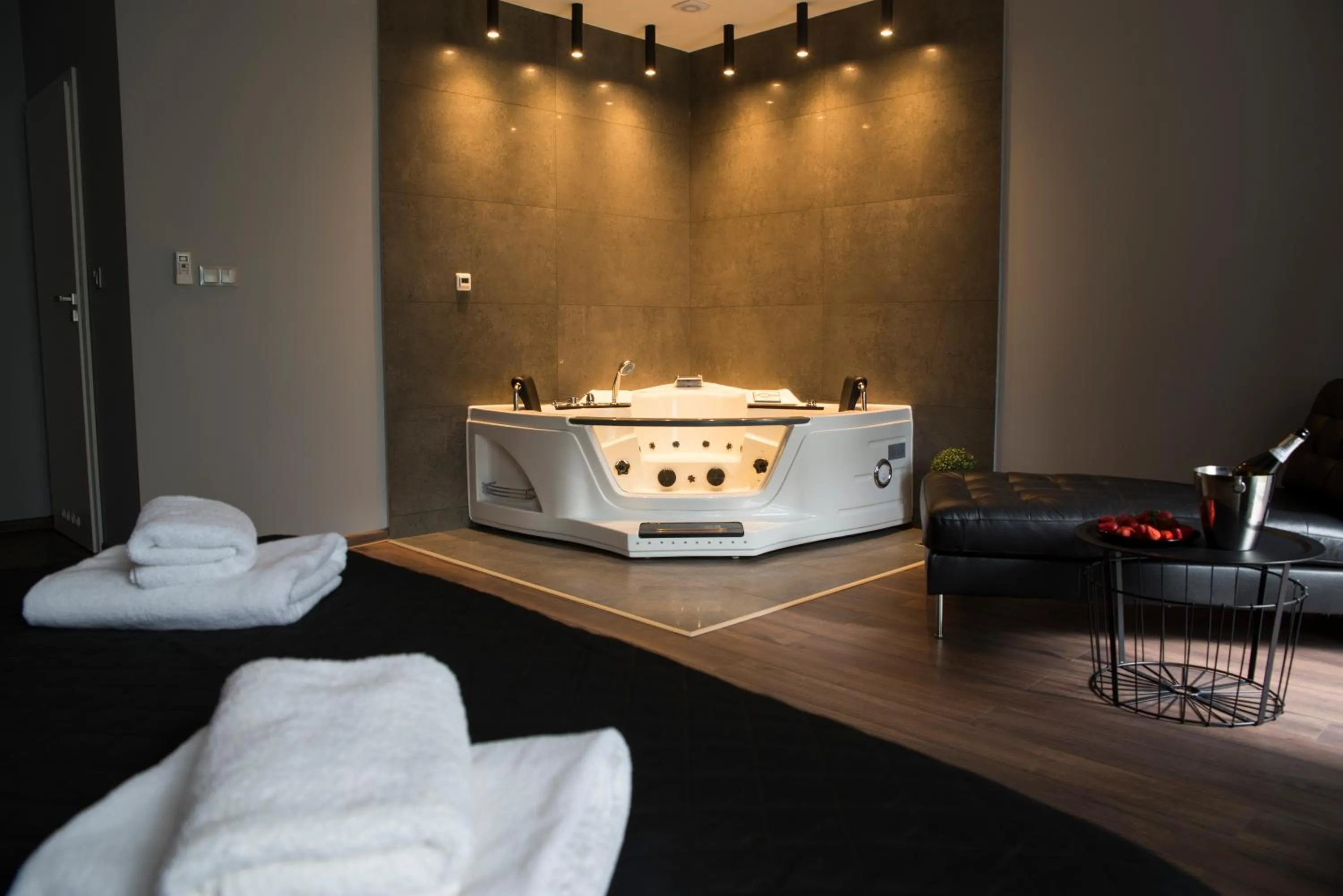 Hot Tub in Leo Apartments Old Town