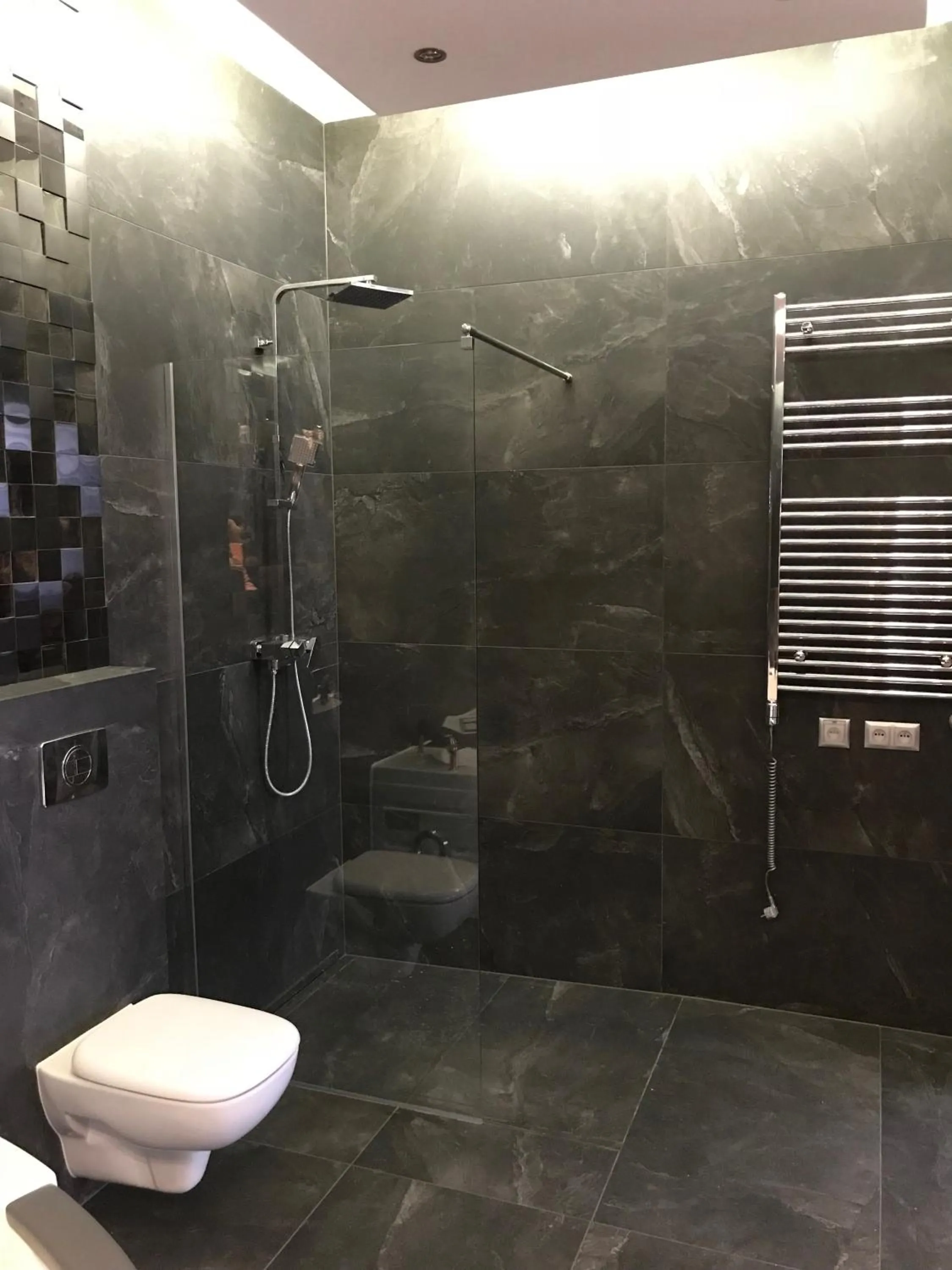 Shower in Leo Apartments Old Town