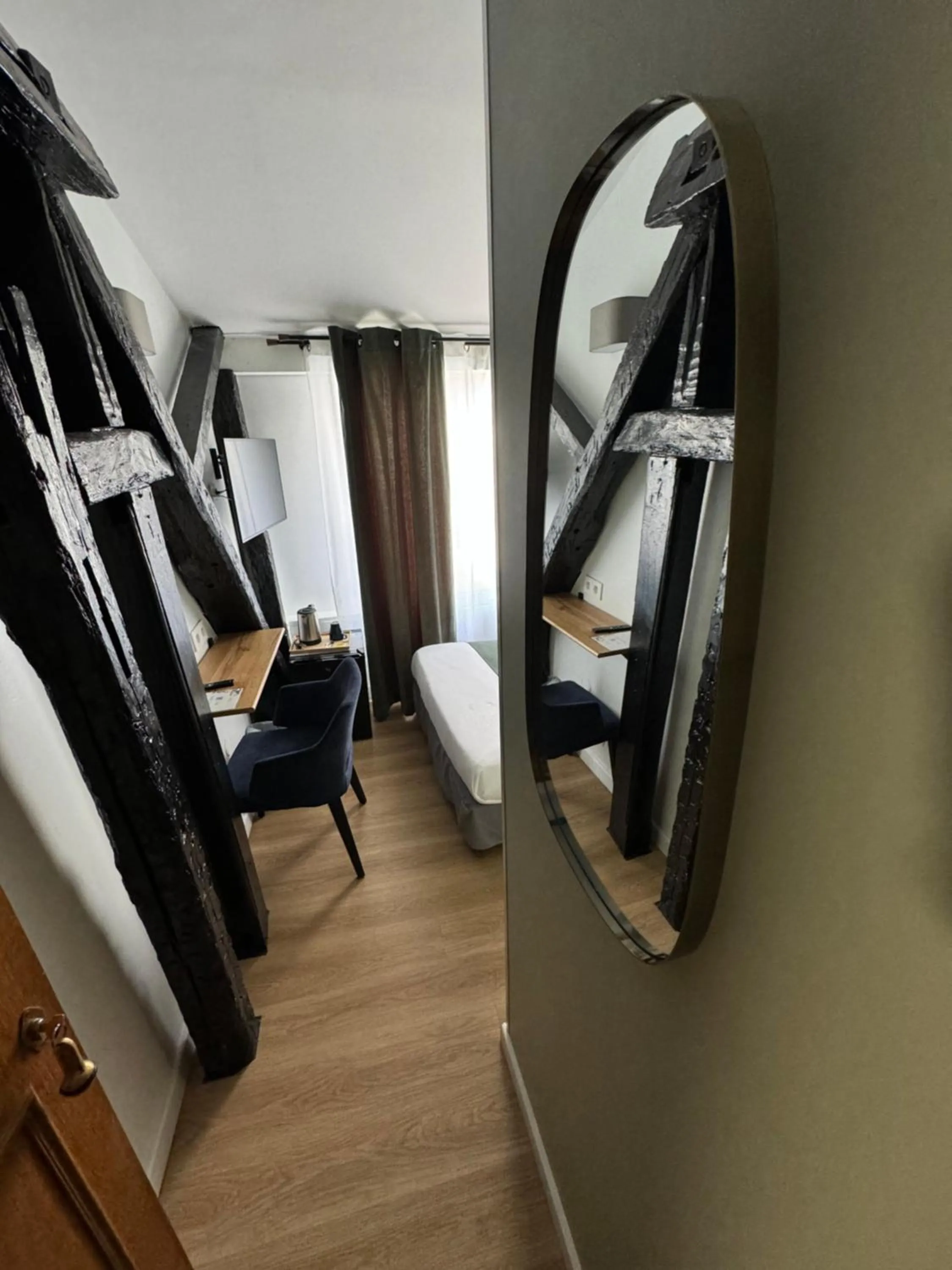 Bed in Hôtel Flor Rivoli