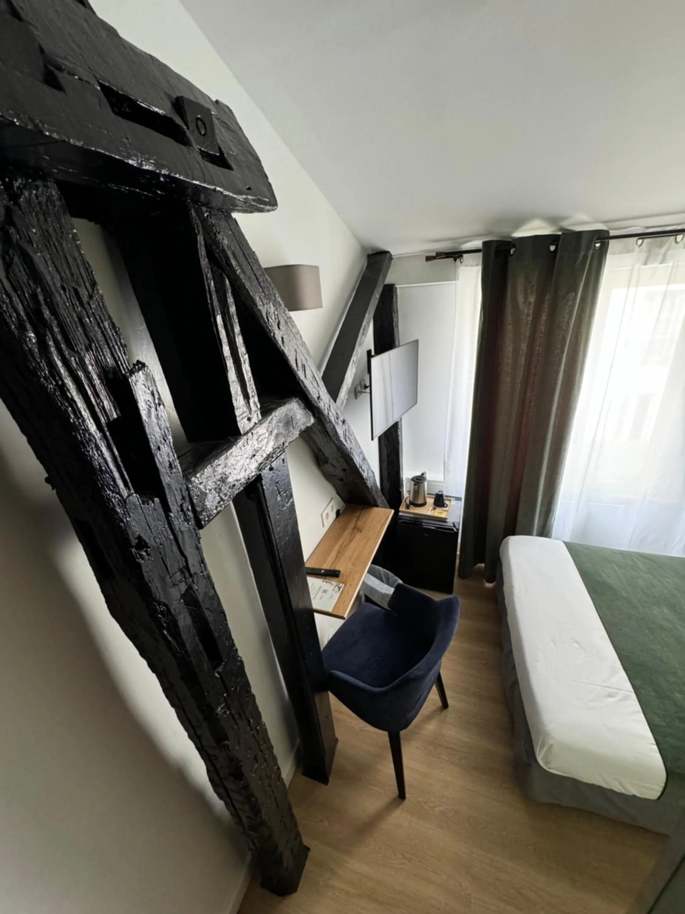 Bed in Hôtel Flor Rivoli