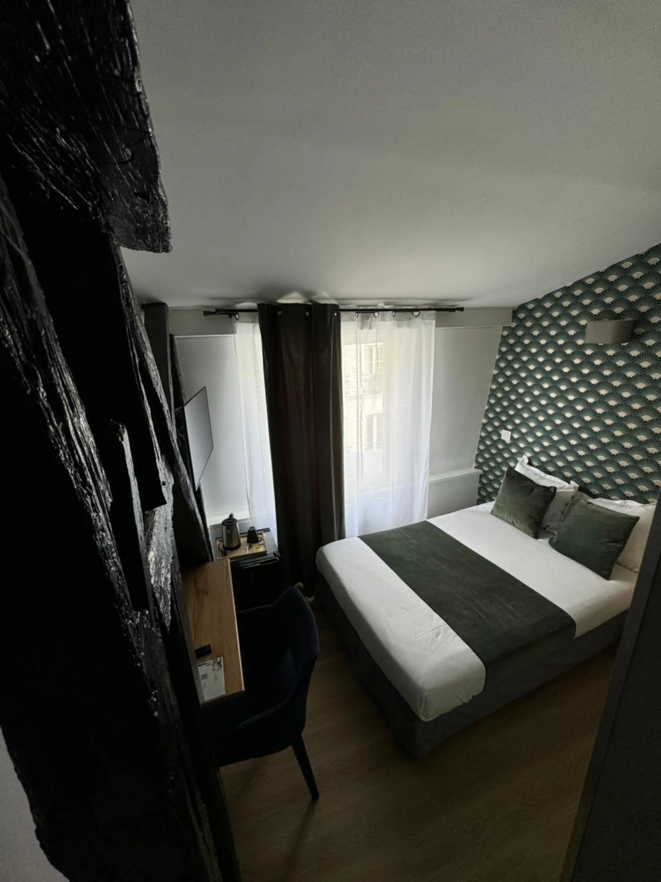 Bed in Hôtel Flor Rivoli