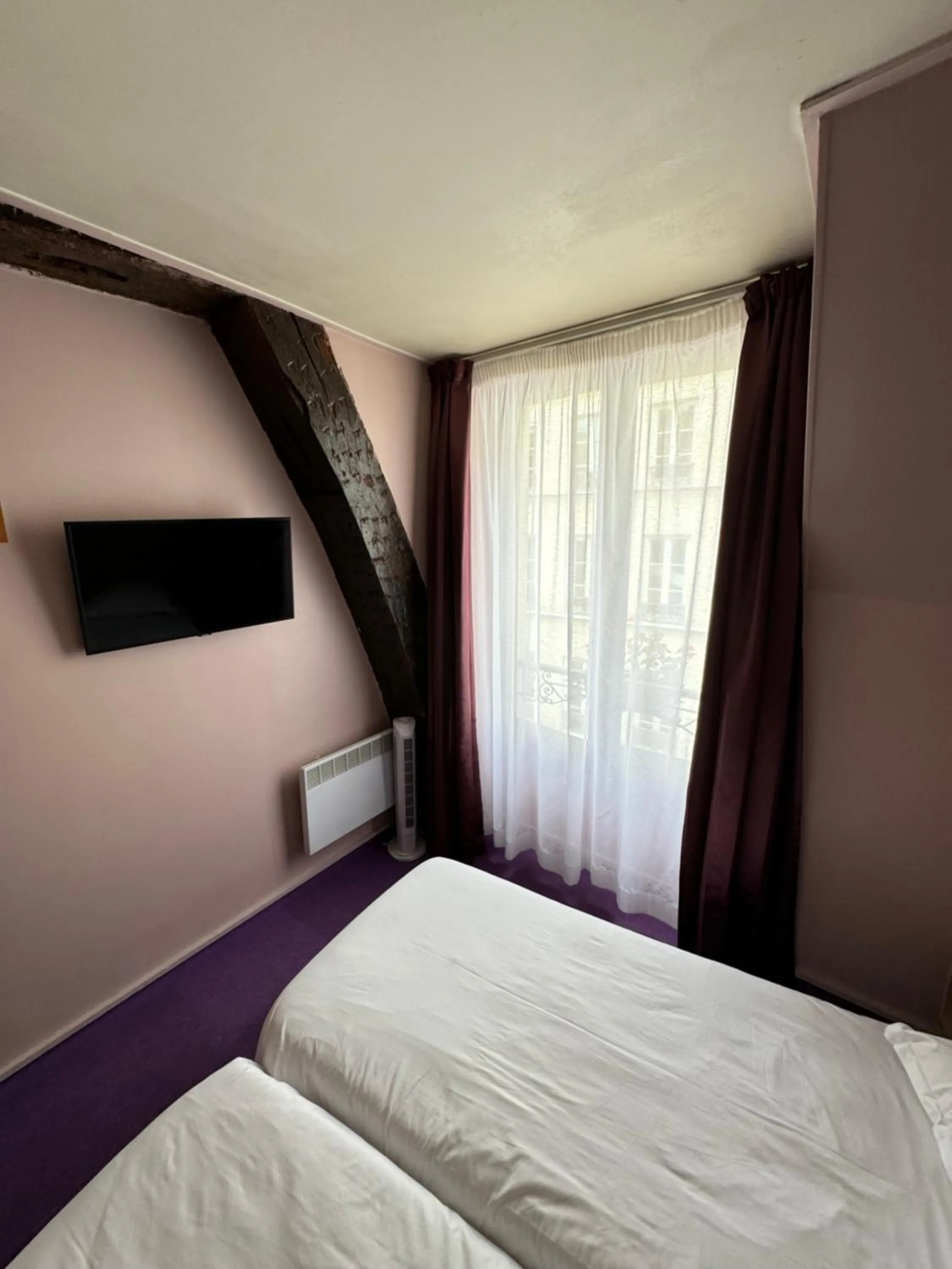 Bed in Hôtel Flor Rivoli