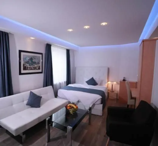 Bedroom, Bed in Hotel Savoy Bonn